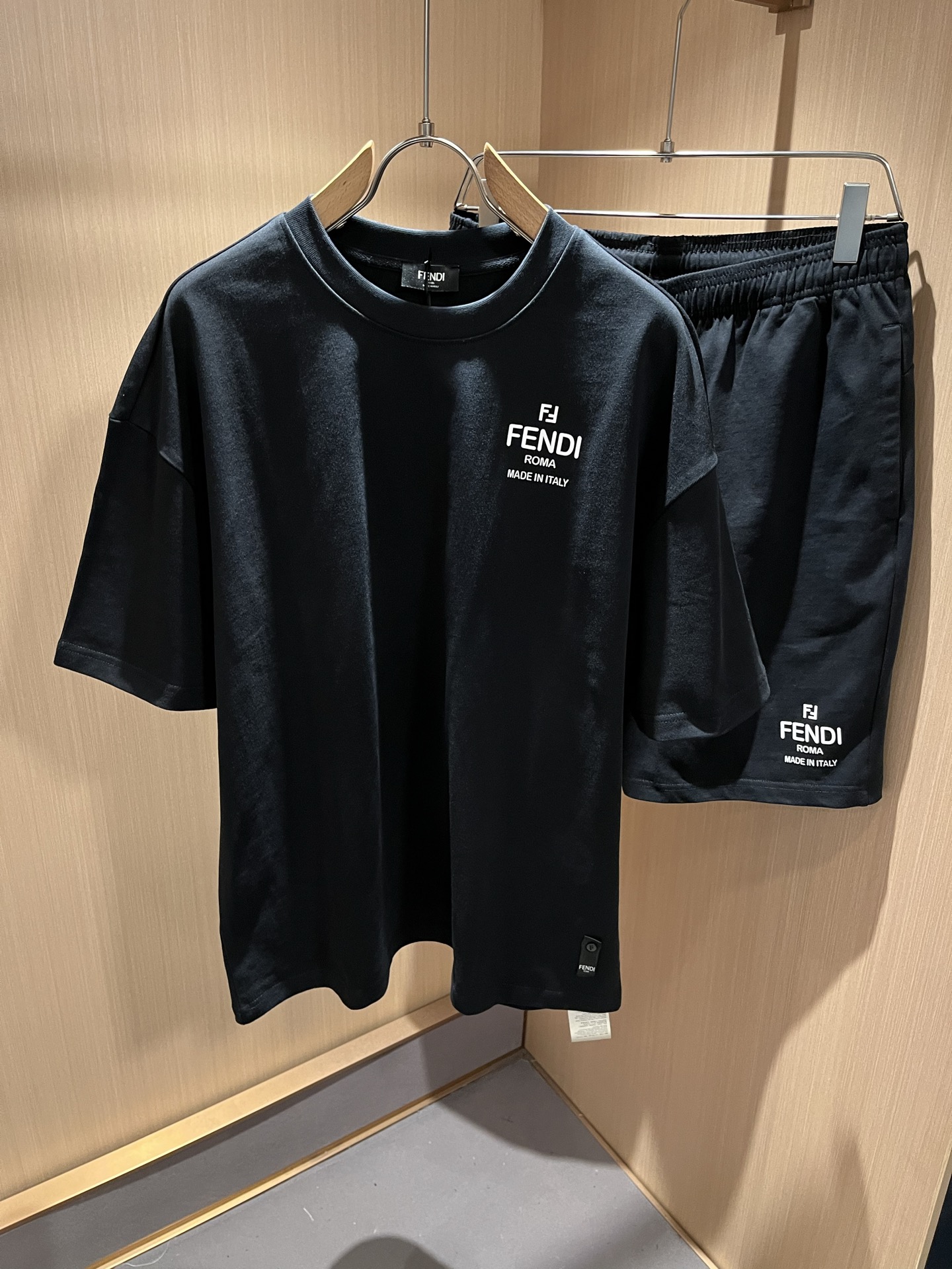  FEN 芬*迪 2025春夏新款男士休闲套装，百搭不限制年龄，衣身标识LOGO压胶设计！无论你是轻熟还