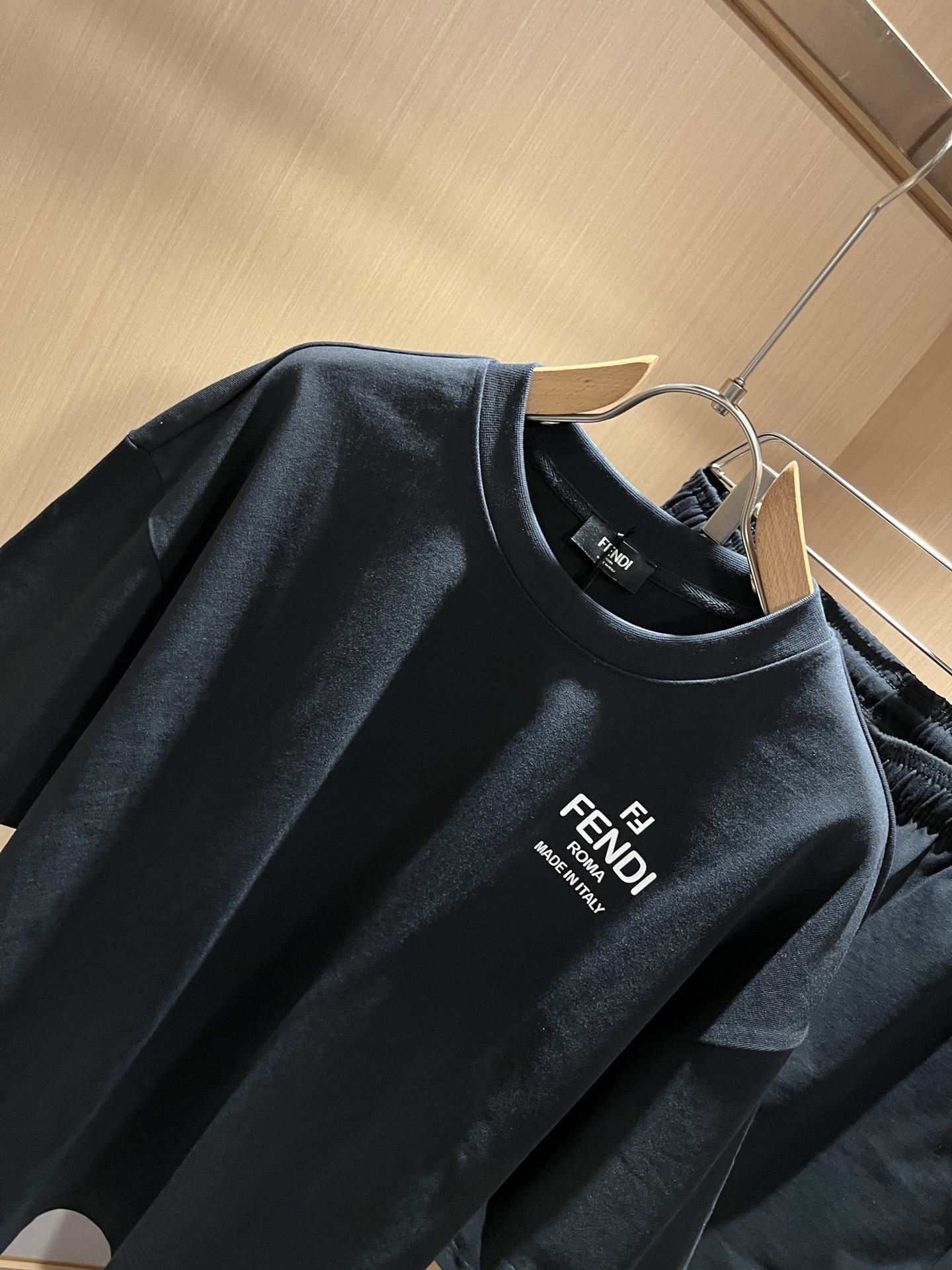  FEN 芬*迪 2025春夏新款男士休闲套装，百搭不限制年龄，衣身标识LOGO压胶设计！无论你是轻熟还