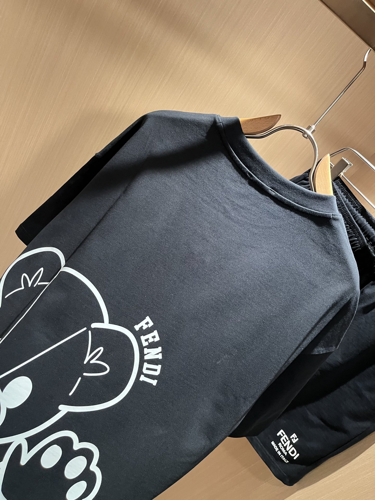  FEN 芬*迪 2025春夏新款男士休闲套装，百搭不限制年龄，衣身标识LOGO压胶设计！无论你是轻熟还