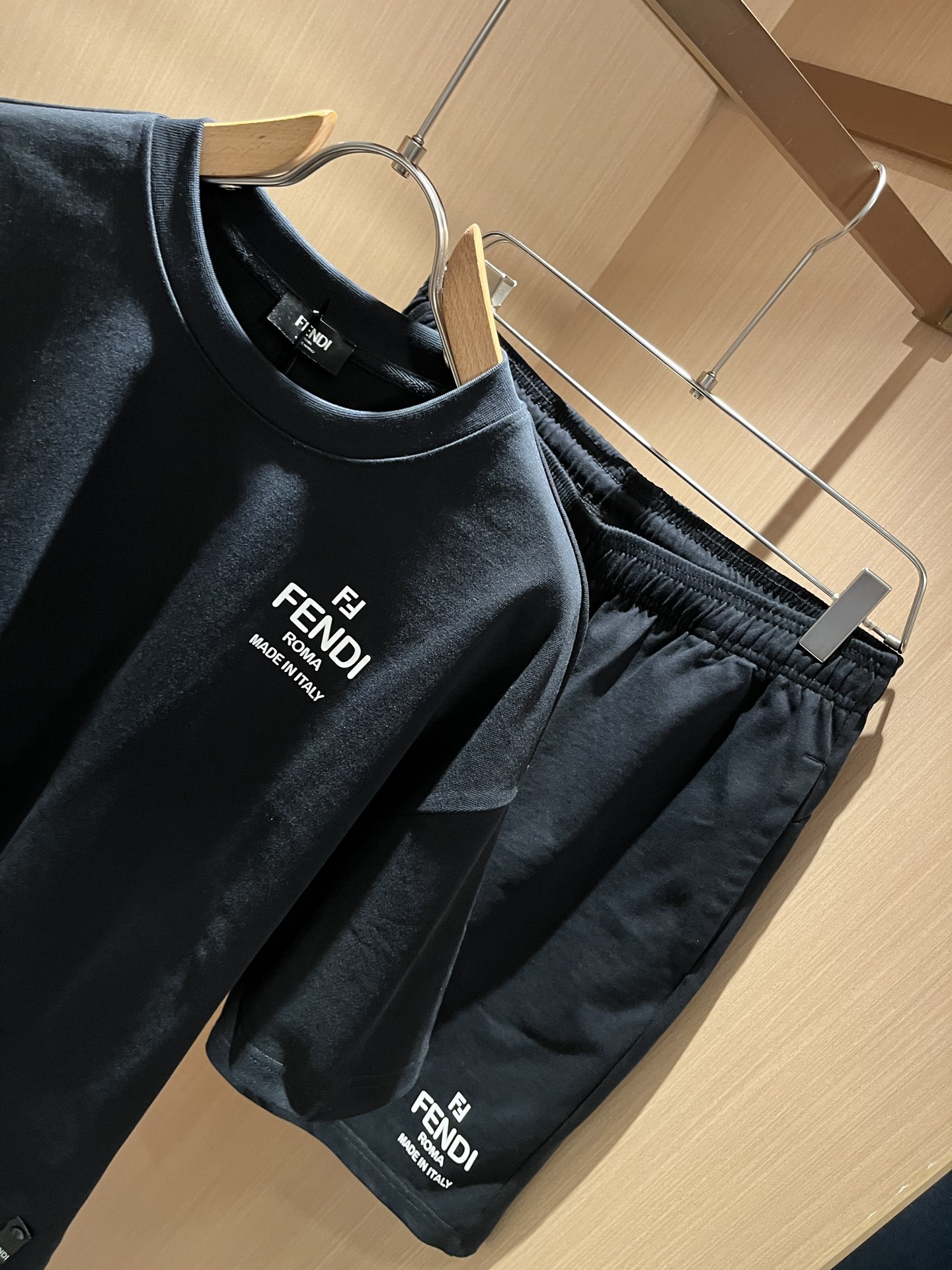  FEN 芬*迪 2025春夏新款男士休闲套装，百搭不限制年龄，衣身标识LOGO压胶设计！无论你是轻熟还