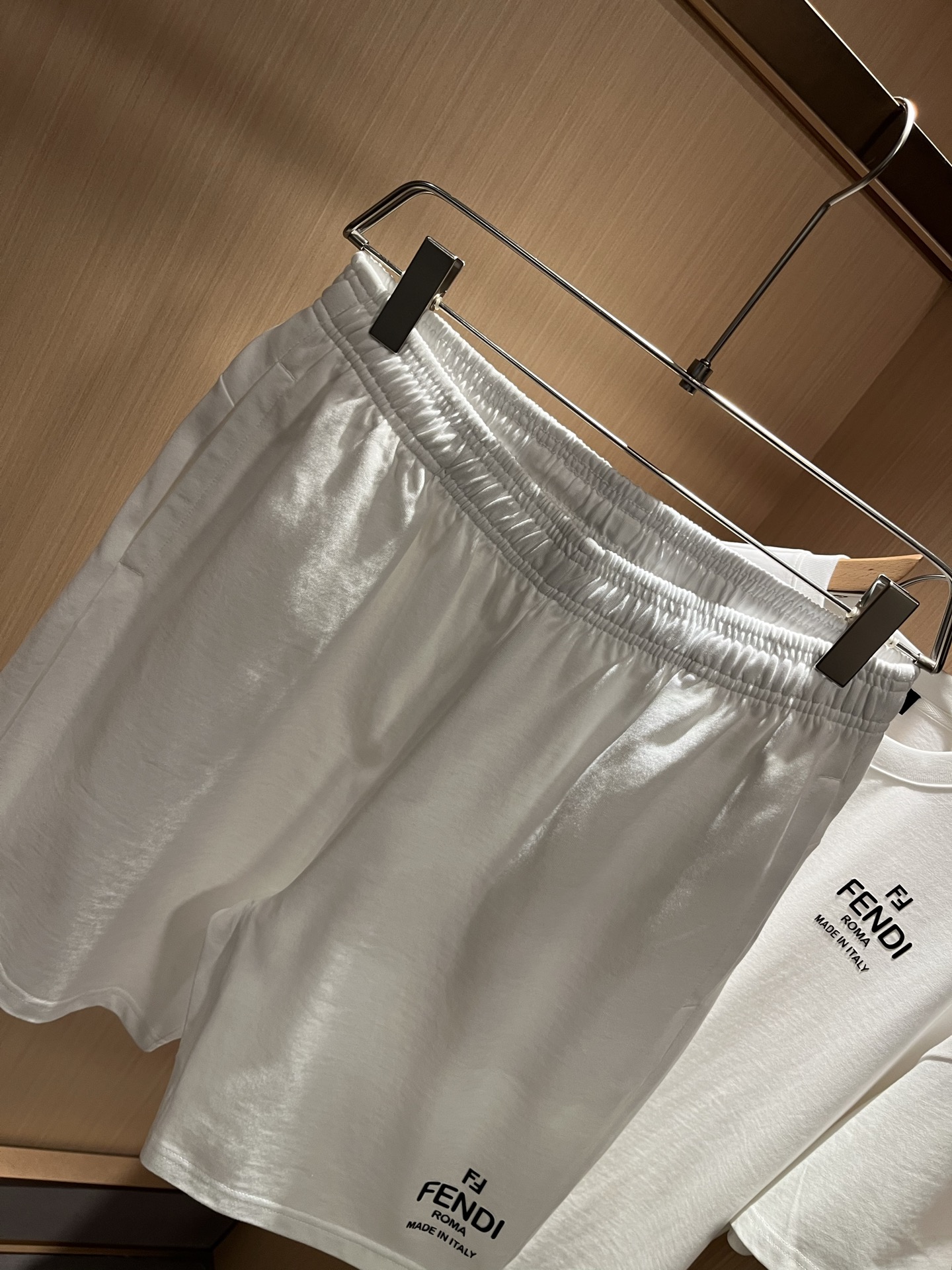  FEN 芬*迪 2025春夏新款男士休闲套装，百搭不限制年龄，衣身标识LOGO压胶设计！无论你是轻熟还