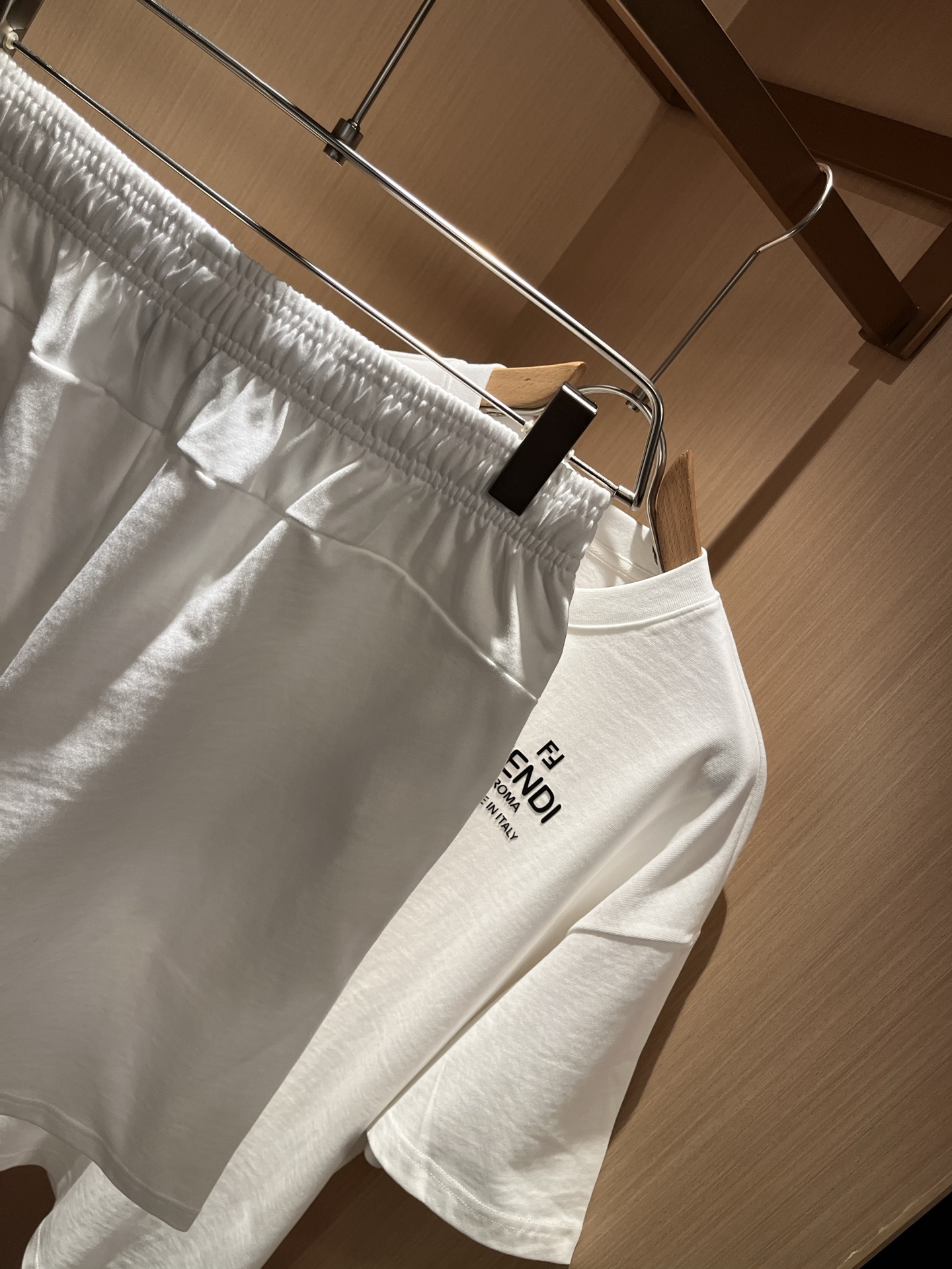  FEN 芬*迪 2025春夏新款男士休闲套装，百搭不限制年龄，衣身标识LOGO压胶设计！无论你是轻熟还