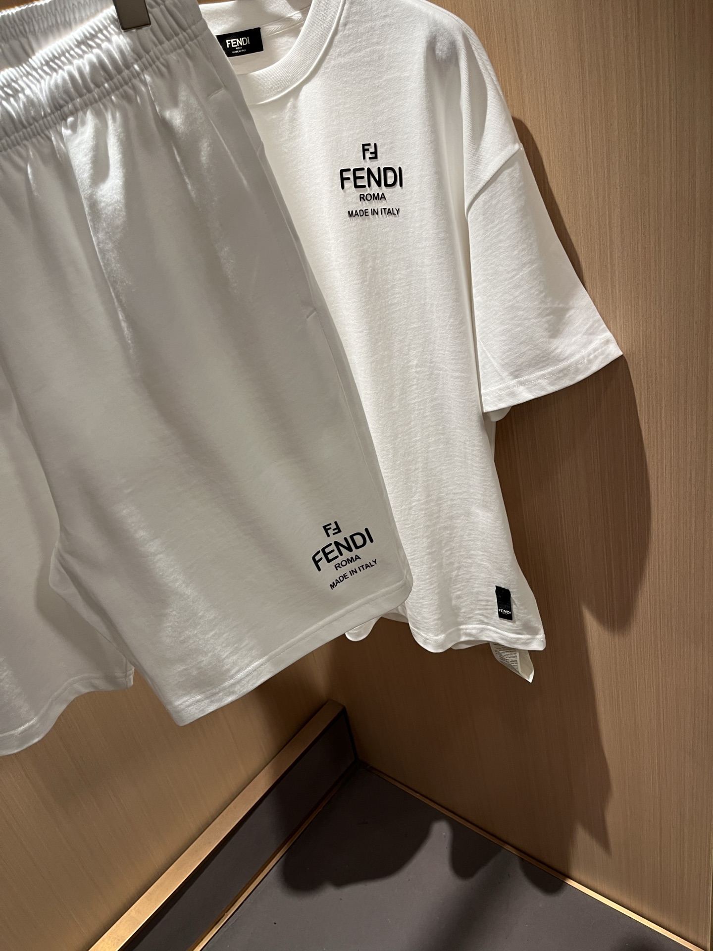  FEN 芬*迪 2025春夏新款男士休闲套装，百搭不限制年龄，衣身标识LOGO压胶设计！无论你是轻熟还