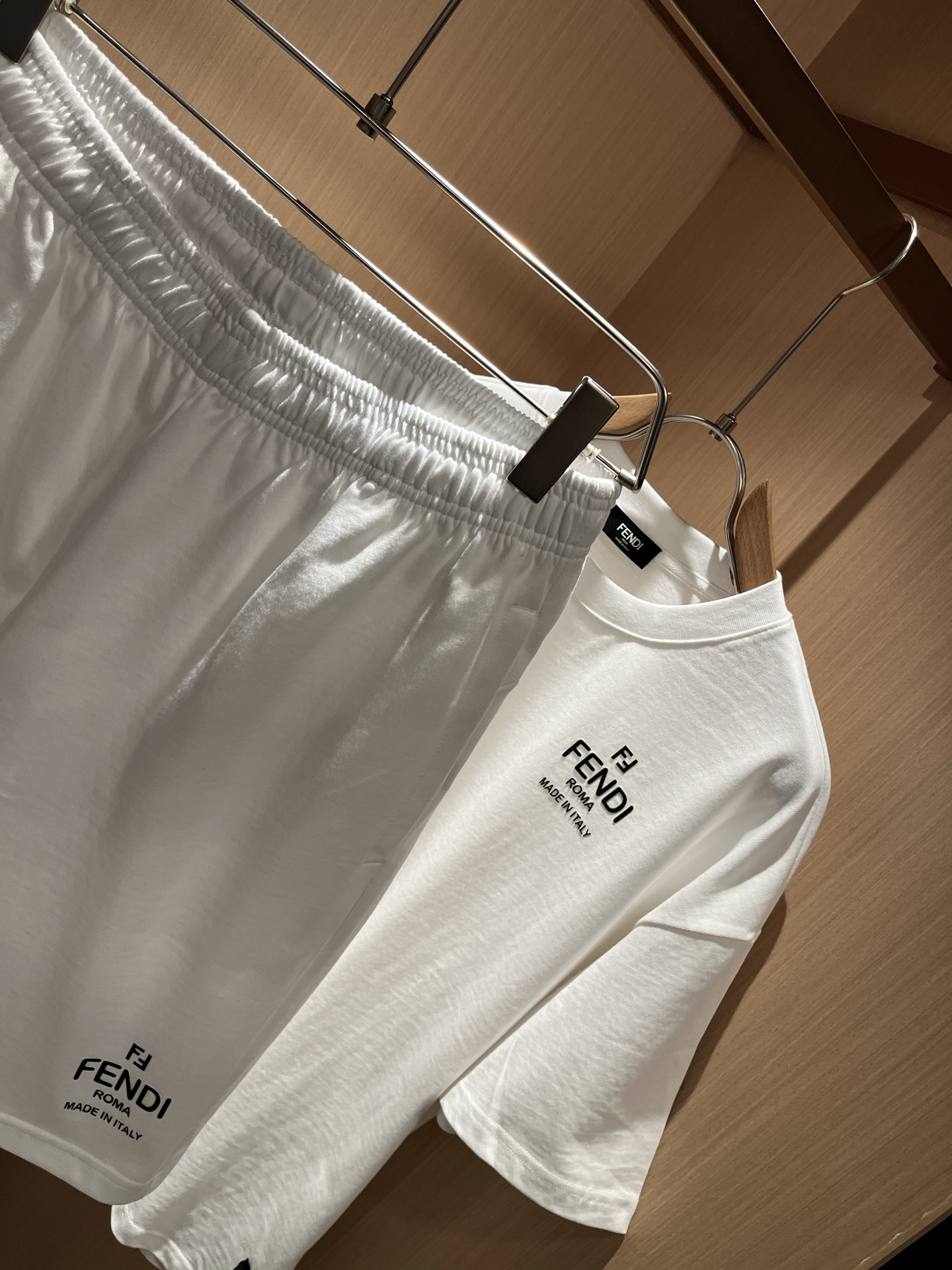  FEN 芬*迪 2025春夏新款男士休闲套装，百搭不限制年龄，衣身标识LOGO压胶设计！无论你是轻熟还