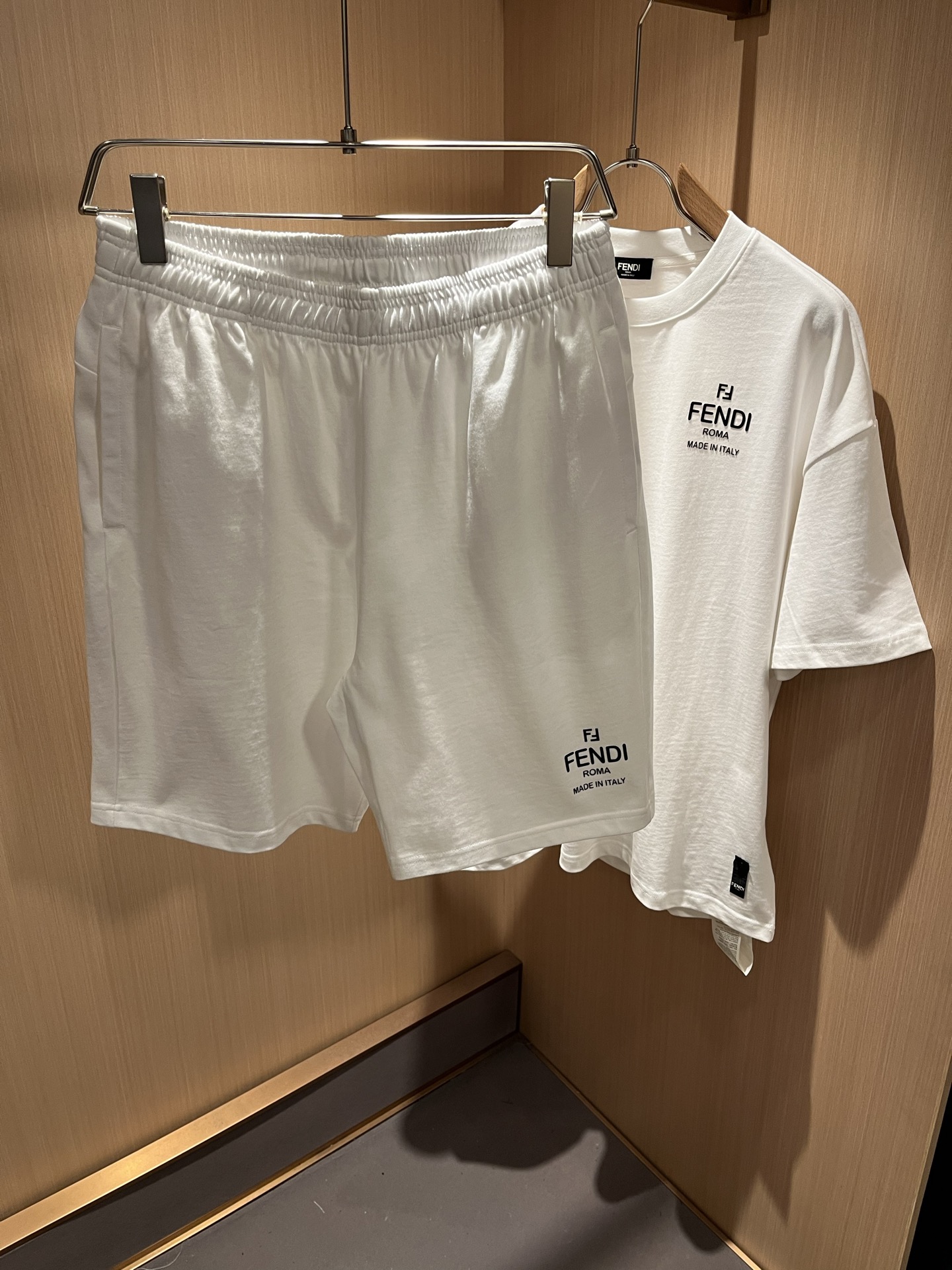  FEN 芬*迪 2025春夏新款男士休闲套装，百搭不限制年龄，衣身标识LOGO压胶设计！无论你是轻熟还