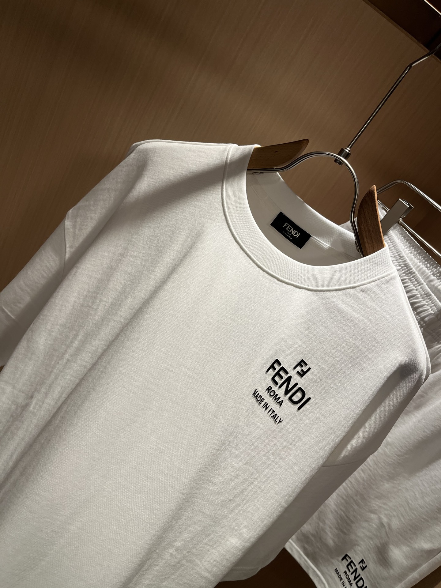  FEN 芬*迪 2025春夏新款男士休闲套装，百搭不限制年龄，衣身标识LOGO压胶设计！无论你是轻熟还