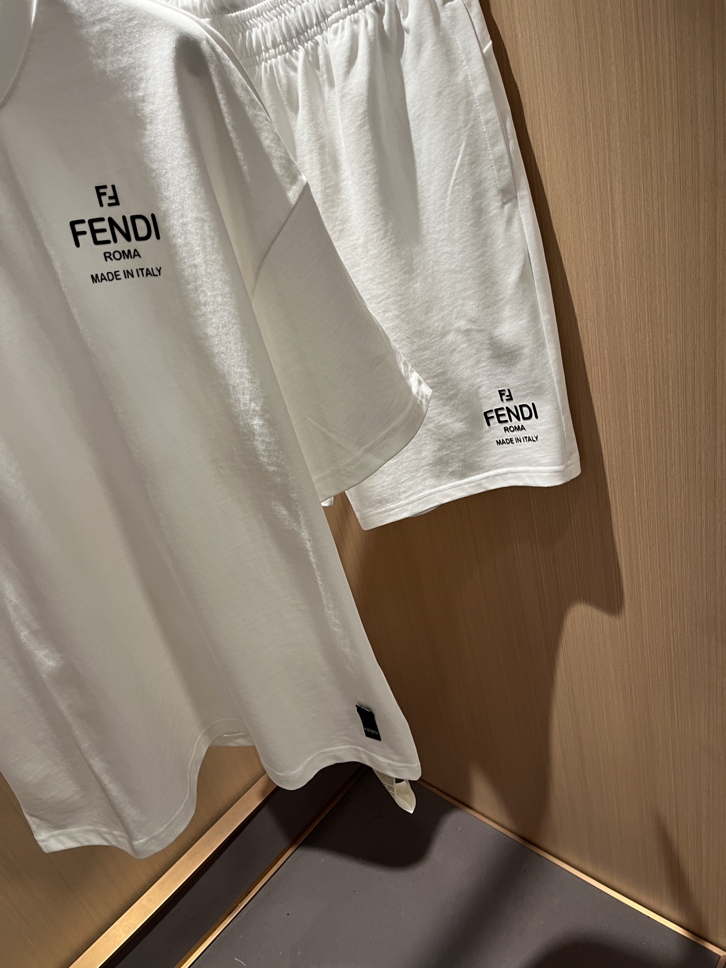  FEN 芬*迪 2025春夏新款男士休闲套装，百搭不限制年龄，衣身标识LOGO压胶设计！无论你是轻熟还