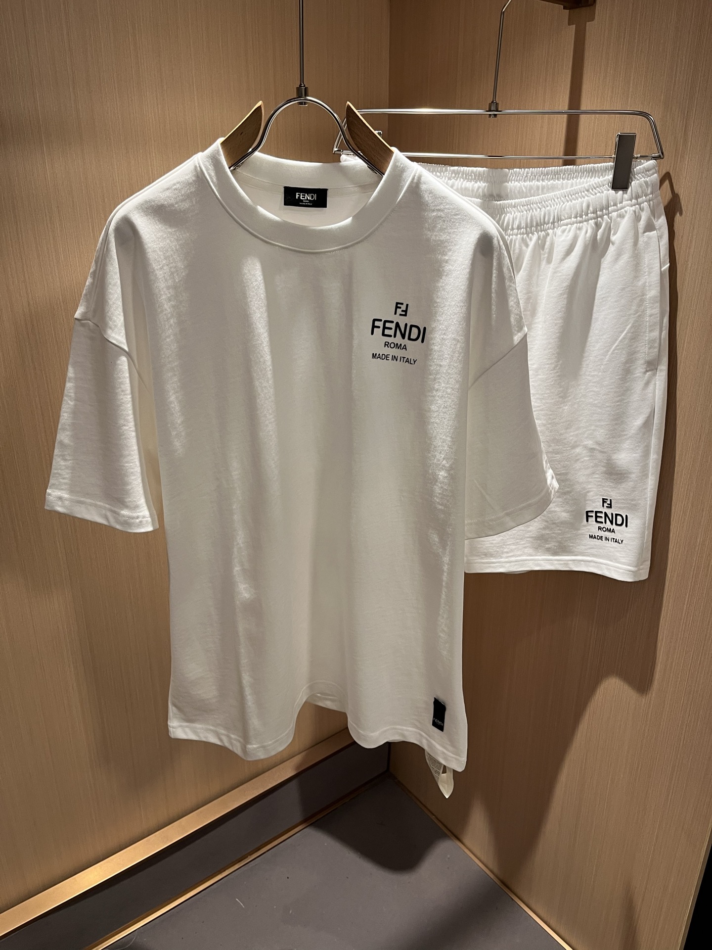  FEN 芬*迪 2025春夏新款男士休闲套装，百搭不限制年龄，衣身标识LOGO压胶设计！无论你是轻熟还