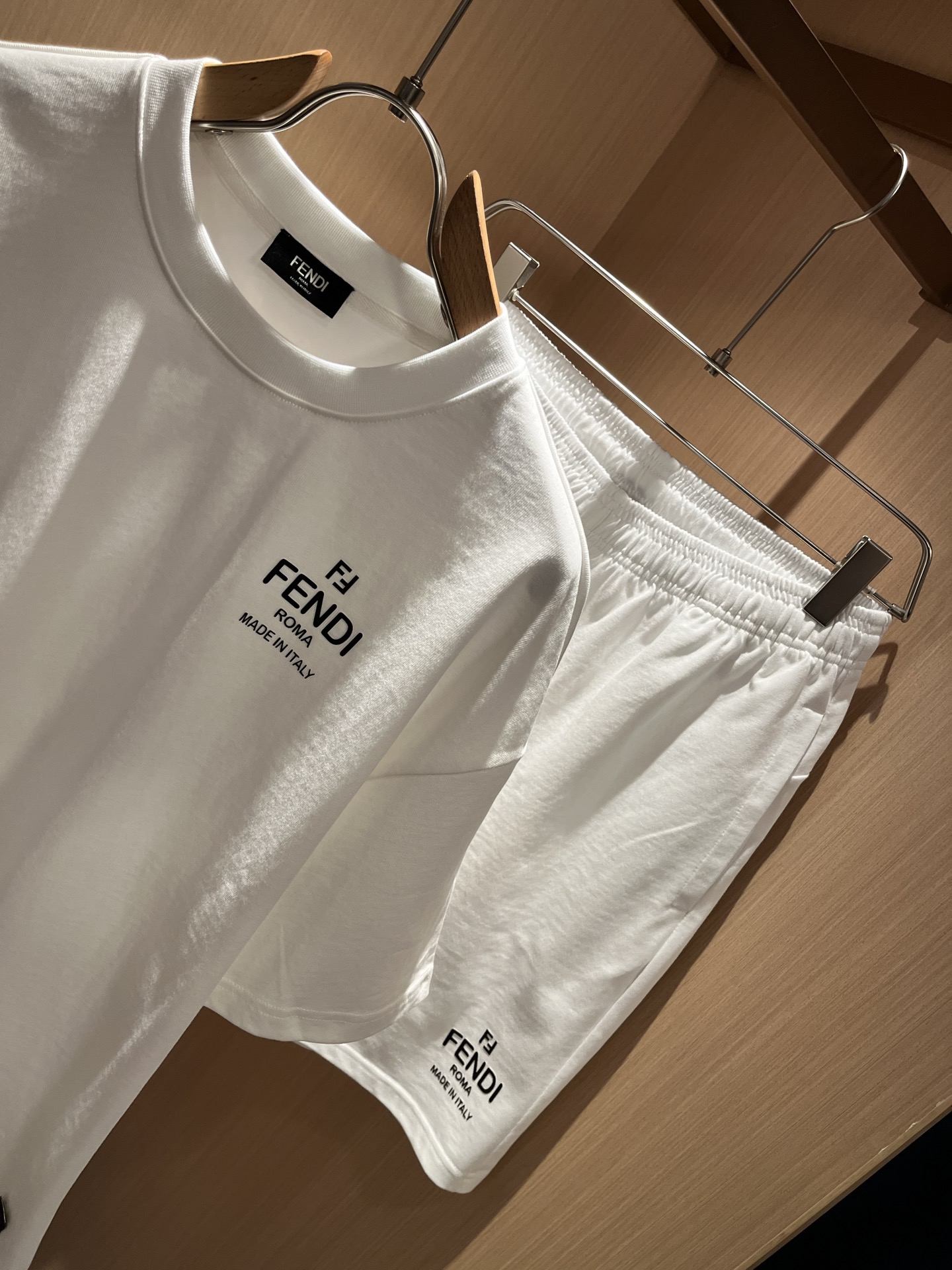  FEN 芬*迪 2025春夏新款男士休闲套装，百搭不限制年龄，衣身标识LOGO压胶设计！无论你是轻熟还