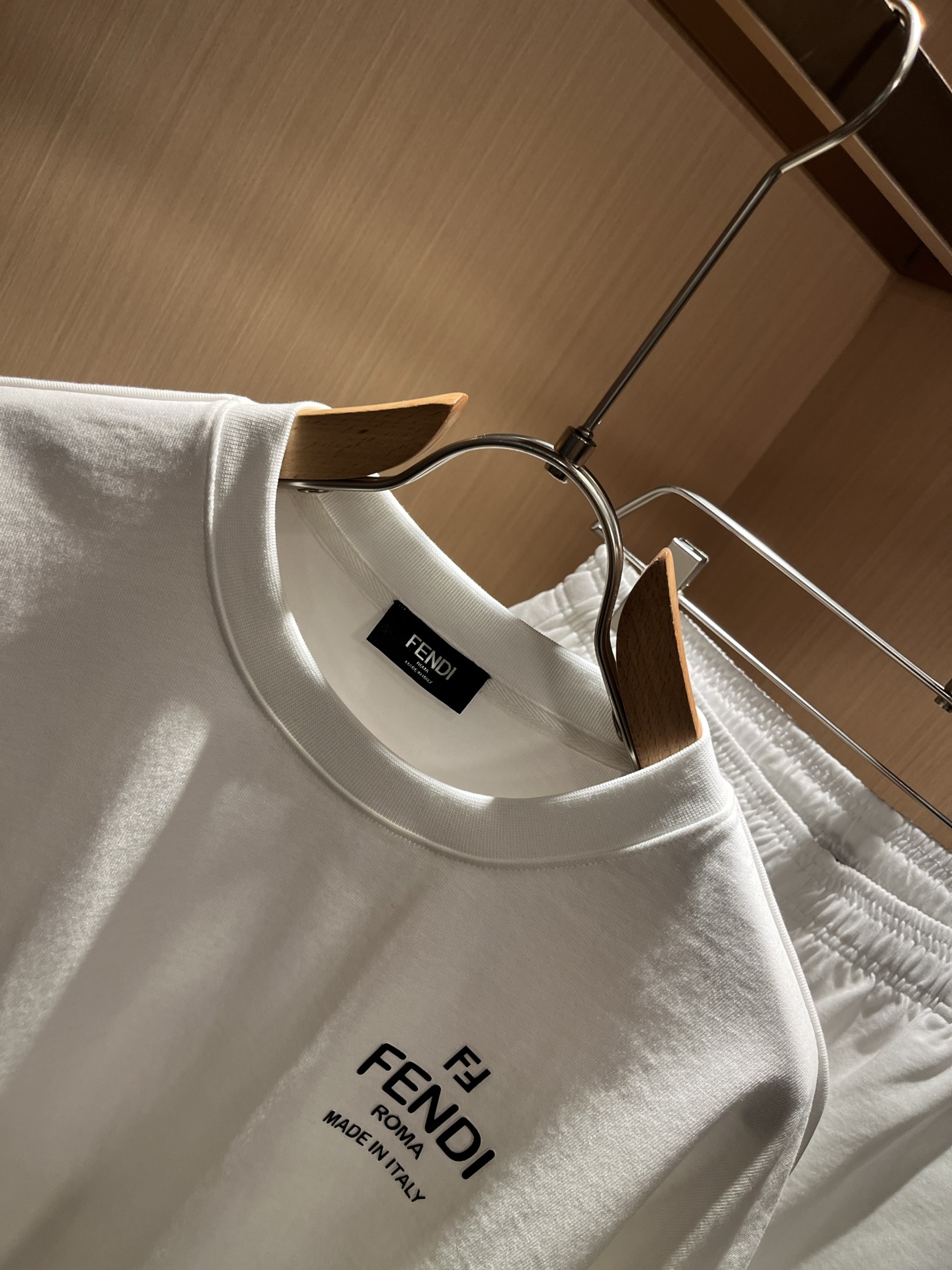  FEN 芬*迪 2025春夏新款男士休闲套装，百搭不限制年龄，衣身标识LOGO压胶设计！无论你是轻熟还