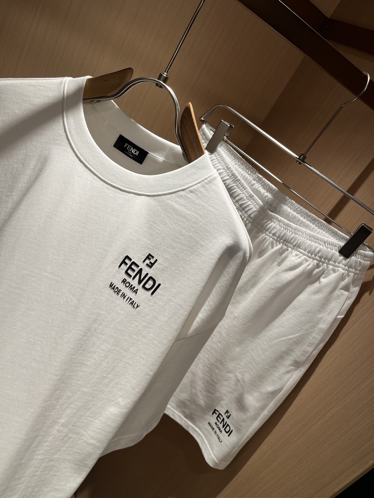  FEN 芬*迪 2025春夏新款男士休闲套装，百搭不限制年龄，衣身标识LOGO压胶设计！无论你是轻熟还