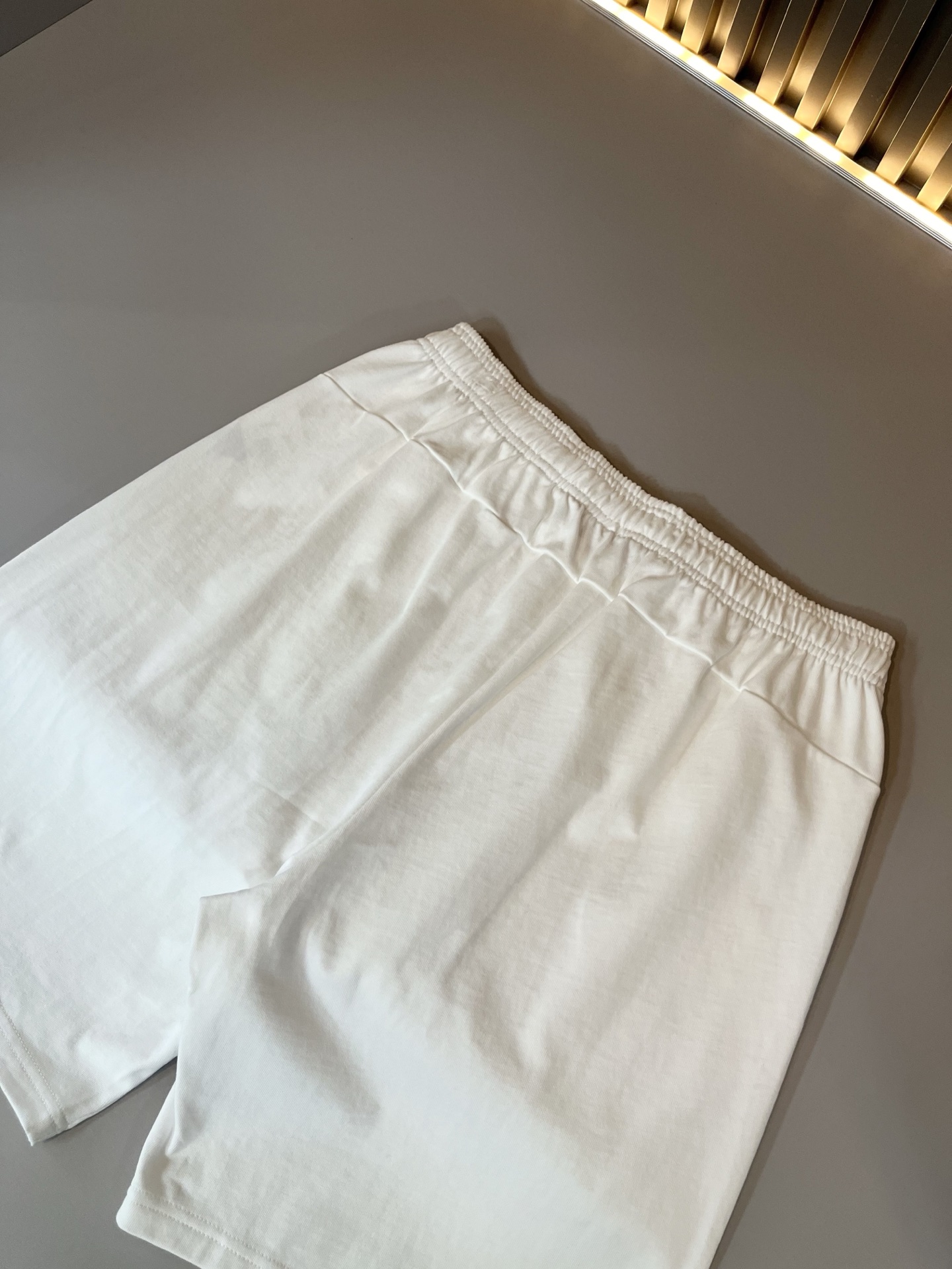  LouisVuitt*路易*登 2025春夏全新系列单品上线，非常时髦前卫的一款男女同款休闲套装，标识