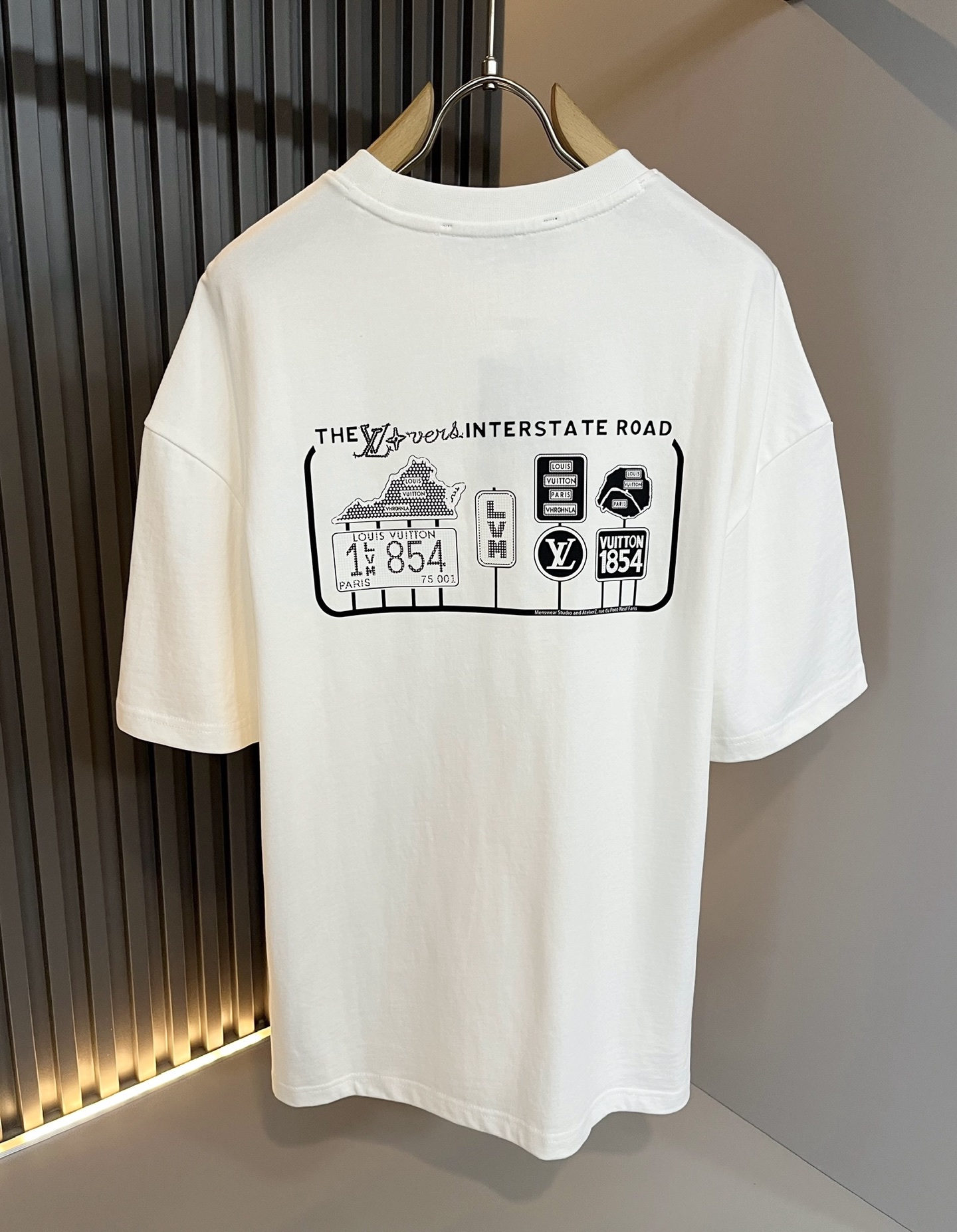  LouisVuitt*路易*登 2025春夏全新系列单品上线，非常时髦前卫的一款男女同款休闲套装，标识