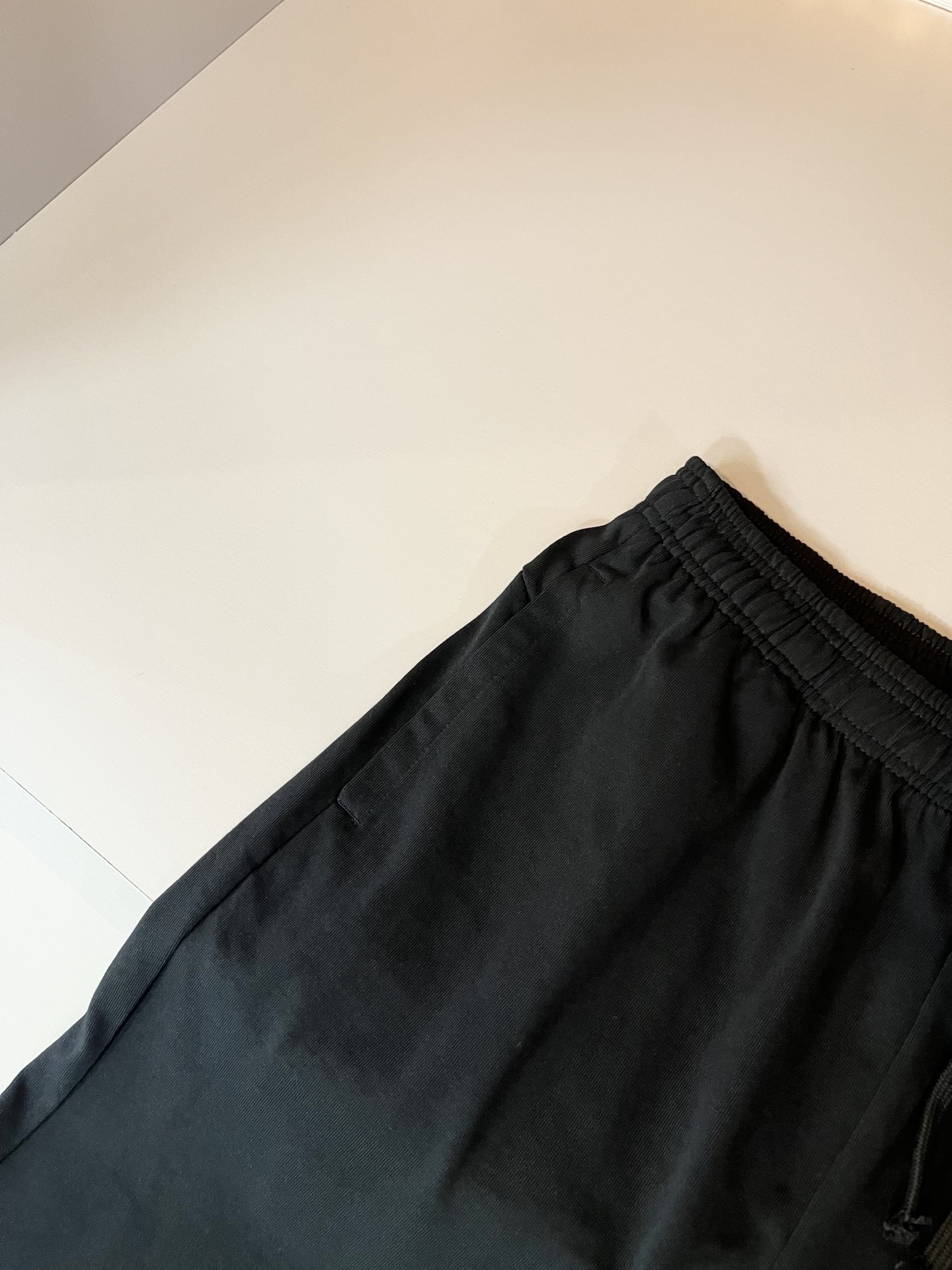  LouisVuitt*路易*登 2025春夏全新系列单品上线，非常时髦前卫的一款男女同款休闲套装，标识