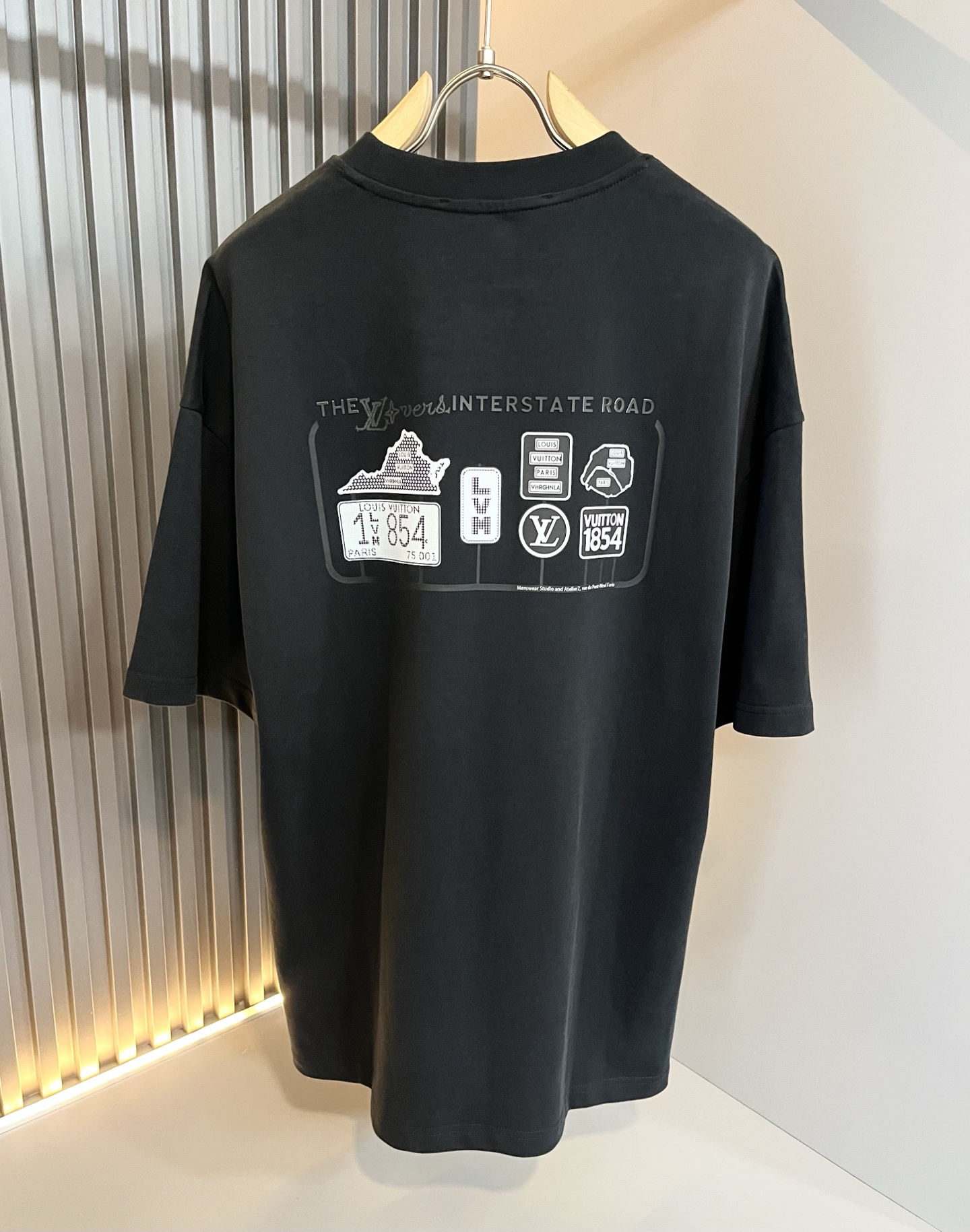  LouisVuitt*路易*登 2025春夏全新系列单品上线，非常时髦前卫的一款男女同款休闲套装，标识