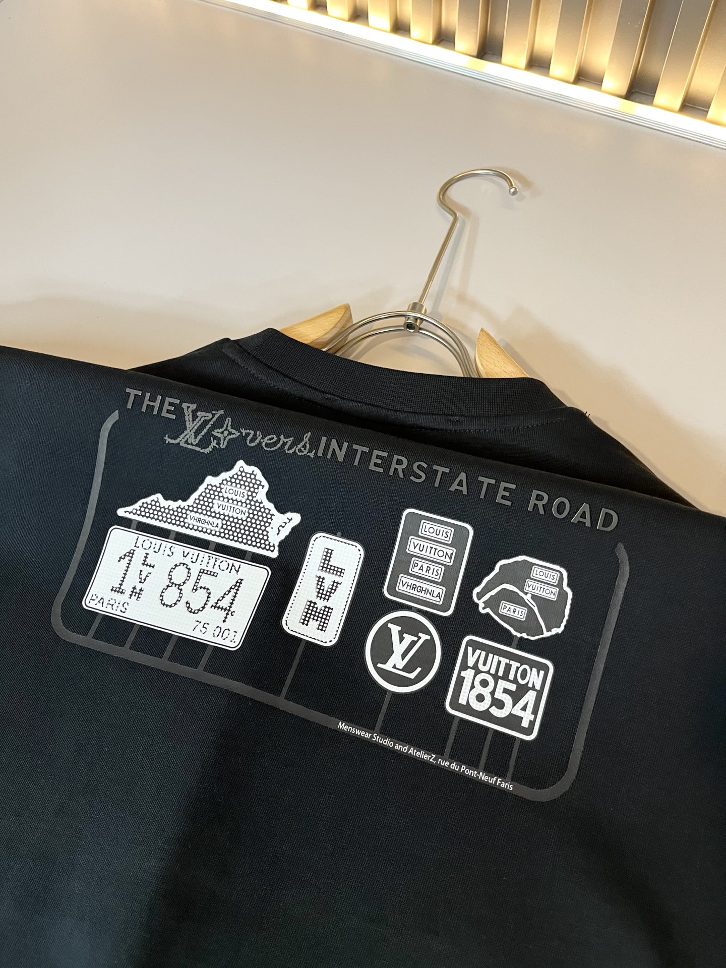  LouisVuitt*路易*登 2025春夏全新系列单品上线，非常时髦前卫的一款男女同款休闲套装，标识