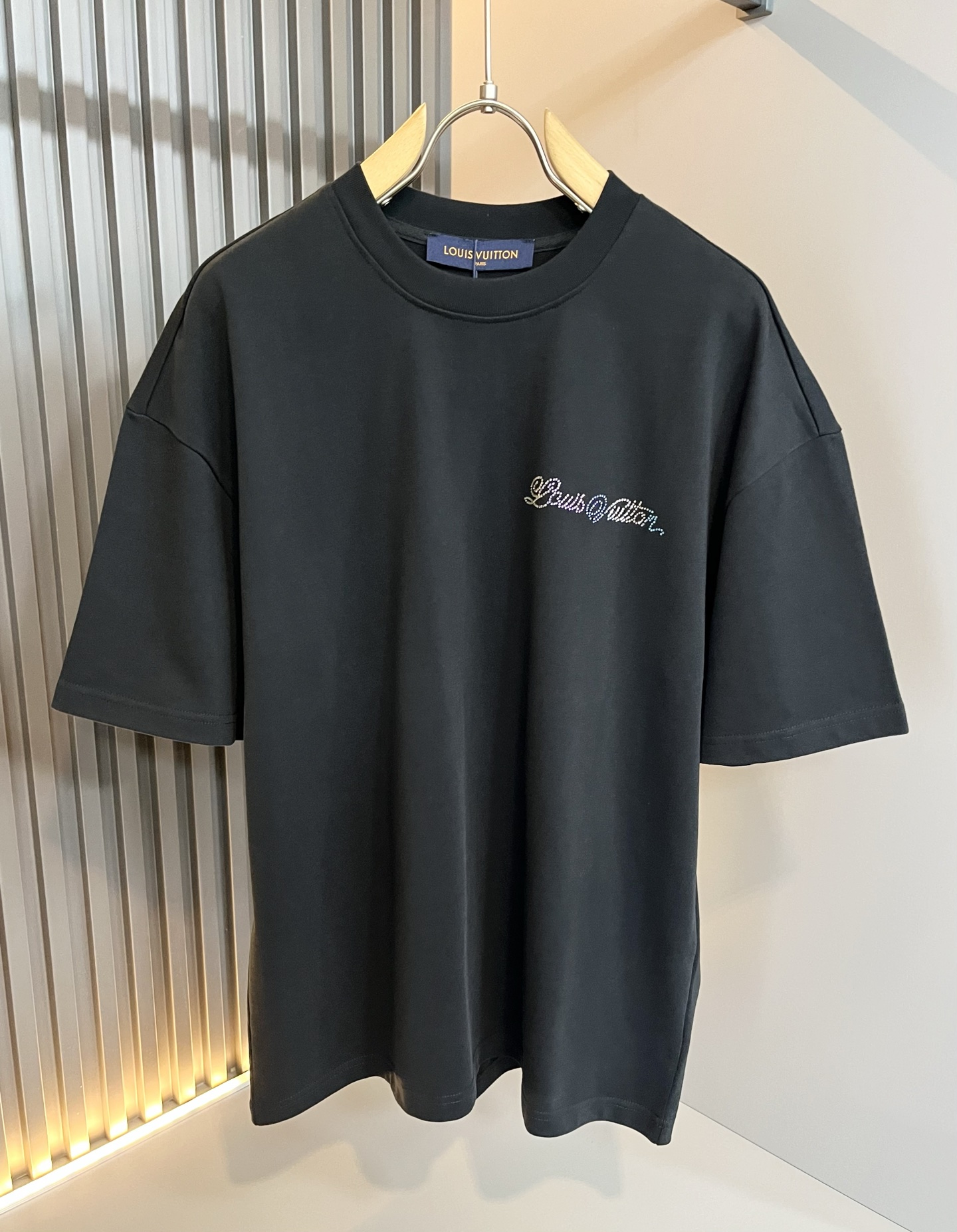 NO:442898,LouisVuitt*Louis*Deng The new series of products in 2025 spring and summer are launched, a very fashionable and avant-garde casual suit for men and women, with logo logo pattern and diamond decoration!  Different from the past, it declares the design concept that has been passed down for many years in the brand!  Its eye-catchingness is no less than any classic style, perfectly presenting the fashionable, high-end and luxurious feeling in front of the world!  Made of imported cotton, the customer-supplied and imported cotton material is selected, with a high-quality 260g pure cotton fabric, which has a soft and soft touch, and the real thing is definitely beyond your imagination. It is extremely comfortable and breathable in close body. Even if you sweat profusely, you will not feel greasy or stuffy. It will bring sweating and moisture absorption to the extreme!  Size M-2XL, louis vuitton,louis vuitton,alexander wang19860909LouisVuitt*路易*登 2025春夏全新系列单品上线,非常时髦前卫的一款男女同款休闲套装,标识logo图案烫钻修饰！区别于以往的不同,宣示品牌传承多年的设计理念！其吸睛度完全不亚于任何经典款式,将时髦高级感与奢华感完美呈现在世人眼前！客供进口全棉材质制成,精选优质260g纯棉面料,触感软糯亲肤细腻,实物到手绝对超乎你的想象,贴身无比舒适透气,即便是汗流浃背也不会有腻身及闷热感可言,将排汗吸湿性发挥到了极致！尺码M-2XL,,louis vuitton,louis vuitton,alexander wang,Men's clothing