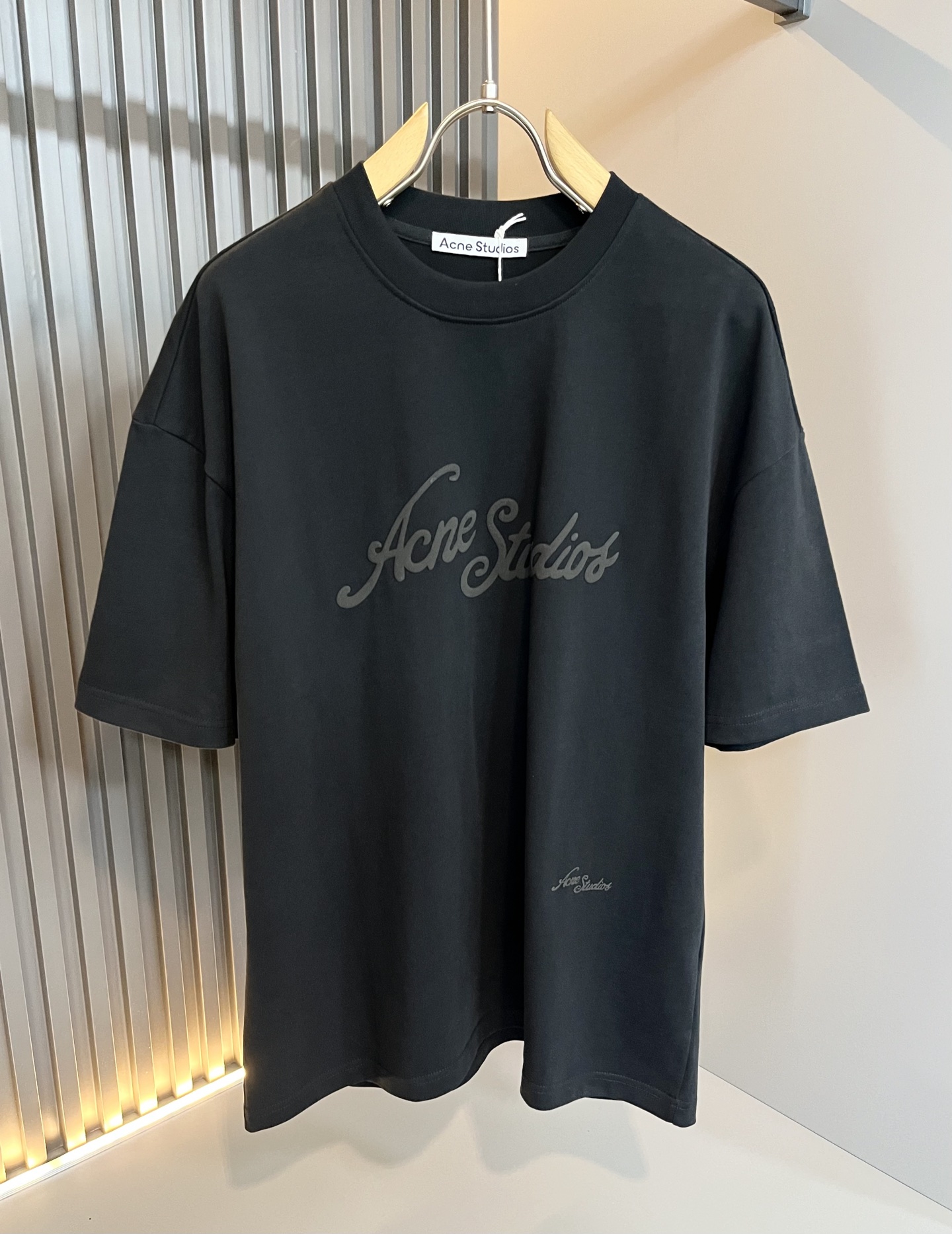 NO:442836,Acne Studio*os 2025 spring and summer new men and women's same casual suit, and the counter is available at the same time!  Customized exclusive wash water pure cotton fabric, customized original craft thread, and garment design logo velvet design!  Perfectly integrated with fashion and style, a top-notch fashionable style that perfectly suits the outside wear!  The overall feeling is natural!  The ultimate classic versatile short-sleeved T-shirt, the ultimate heavy industry and the ultimate perfection!  Fans who pursue high quality are please buy them by themselves, and all fans who know the goods are invited to appreciate this model together!  Size M-2XL, acne studios, T-shirt,tees, t-shirt,alexander wang19860909Acne Studi*os2025春夏新款男女同款休闲套装,专柜同步发售！定制专属洗水纯棉面料,定制原版工艺螺纹,衣身设计标识logo压绒设计！完美融入时尚还有风情感一款完美符合外穿的顶尖时髦气质款！整体给人浑然天成的感觉！极致经典的百搭型短袖T恤,极致的重工极致的完美！追求高品质的粉丝们请自行抢购,诚邀所有识货的粉丝一同鉴赏此款！尺码M-2XL,,acne studios,T-shirt,tees，t-shirt,alexander wang,Men's clothing