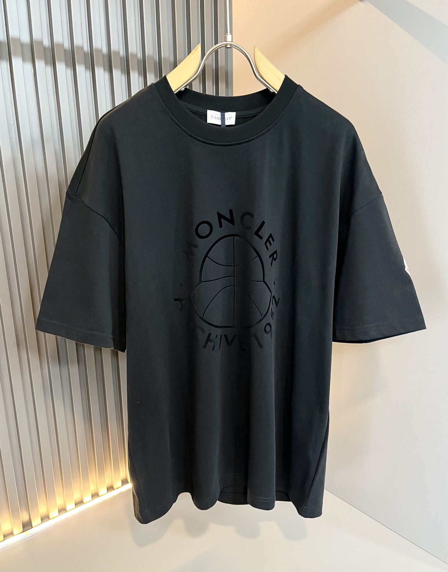 NO:442882,Moncler Mengjia 2025 Spring and Summer Latest Men and Women's Same Trade Order Casual Set, Full Quality!  !  Internet celebrity style!  Use logo pattern to compress the velvet design!  The upper body is comfortable and breathable, not stiff, and the overall three-dimensional feeling is rich. Quality export orders, customized exclusive pure cotton fabric tailoring to meet the simple needs of commuters for dressing. The upper body is very effective, slim and not picky about the figure. The fabric workmanship... Improper, only good craftsmanship can make you feel good and tasteful. A must-have item for everyone!  Size M-2XL, alexander wang19860909Moncler蒙家 2025春夏最新男女同款贸易订单休闲套装,全品相！！网红款！采用logo图案压绒设计！上身舒适透气,不僵硬,整体有着丰富的立体感,品质出口订单,定制专属纯棉面料剪裁,满足通勤人们对于着装的简约需求,上身效果很好,显瘦,不挑剔身材.面料做工....无可挑剔,好工艺好面料才能穿出好品味一款,人手必备单品！尺码M-2XL,,alexander wang,Men's clothing