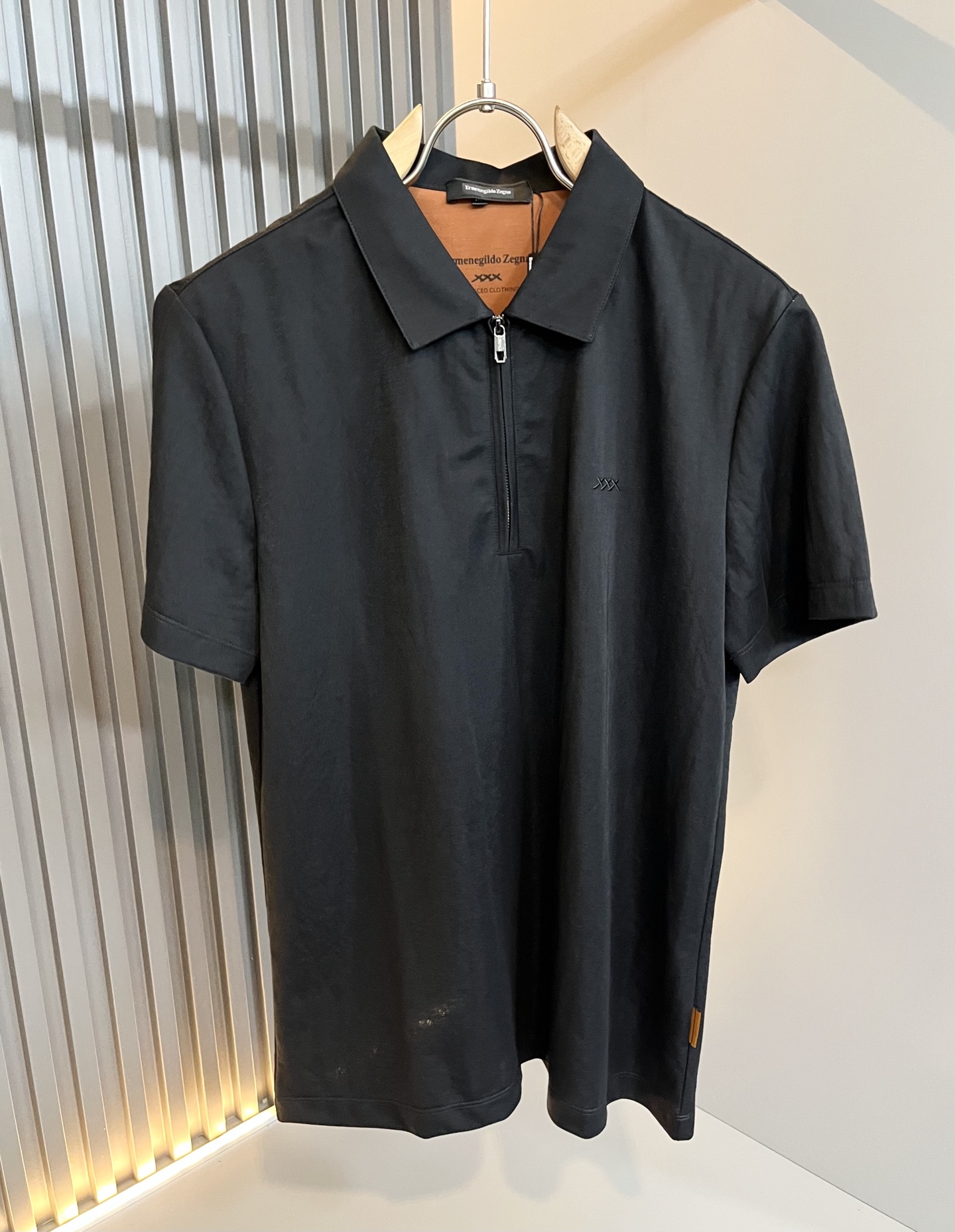 NO:442827,Ermenegildo Zeg*aJia 2025 Spring and Summer New Men's Set, Foreign Trade Company Order!  It is one of the classic exclusive fabrics of Zenia!  Customized original cotton and linen fabric!  The texture is warm, the touch is soft and delicate, but the shape is straight and stylish!  Embroidery logo design for clothes!  Details, extreme luxury... Perfect interpretation of high-quality quality. Size M-3XL, zegna, alexander wang19860909Ermenegildo Zeg*a杰*亚 2025春夏新品男士套装,外贸公司订单！是杰尼亚经典的专有织物之一！ 定制原版棉麻面料！质地保暖,触感又柔软细腻、但型态又笔挺有型！ 衣身刺绣logo设计！细节、奢华极致… 完美演绎高品质品相.尺码M-3XL,,zegna,alexander wang,Men's clothing