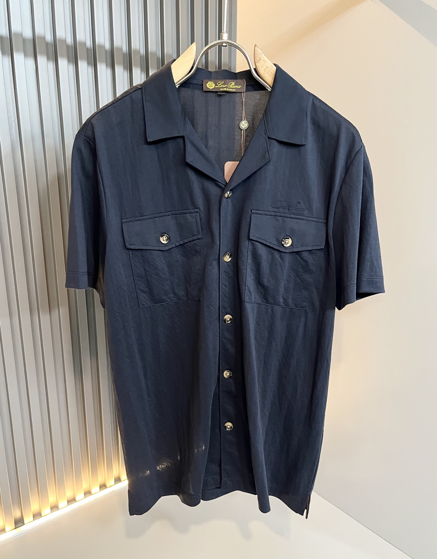 NO:442890,Loro Piana Noyou Pianya 2025 spring and summer new men's casual suit, a fashionable and versatile item that many celebrities love to wear!  Super good-looking. Friends who like classic and simple must not miss this one!  The calm and atmospheric brand style has always been favored by the upper class! It is also the best choice for fashionable items!  The upper body is so handsome, highly recommended!  !  !  In addition to its brand added value, the biggest attraction of this short sleeve is that this short sleeve has a high cost-effectiveness in terms of color and material!  Customized original exclusive cotton and linen fabric material design!  Environmentally friendly washing, customized fabrics, pre-shrinkage treatment to ensure a crisp style. The combed cotton fabric feels super soft and smooth and sweat-absorbing!  The wash water does not deform, the feel is comfortable and smooth, the upper body is soft and comfortable, the classic fashionable lapel design is simple and not complicated, and it is very pleasing to the eye!  Code number M-3XL, loro piana, T-shirt, alexander wang19860909Loro Piana诺悠翩雅 2025春夏新款男士休闲套装,众多明星都爱穿的时尚百搭单品！超级好看,喜欢经典简约的朋友,一定不能错过了这款！沉稳大气的品牌风格一直以来备受上层人士的青睐!也是时尚单品的不二之选！ 上身帅到爆了,强烈推荐！！！这件短袖最大的吸引力除了他本身的品牌附加值,更加肯定的是这款短袖无论在颜色搭配还是材质上都有很高的性价比！ 定制原版专属棉麻面料材质设计！环保水洗,定制面料,预缩处理,确保版型的挺括,精梳棉面料手感超柔顺滑又吸汗！洗水不变形,手感舒适顺滑,上身柔和舒适,经典的时尚翻领设计,精简不繁,很是耐看！码数M-3XL,,loro piana,T-shirt,alexander wang,Men's clothing