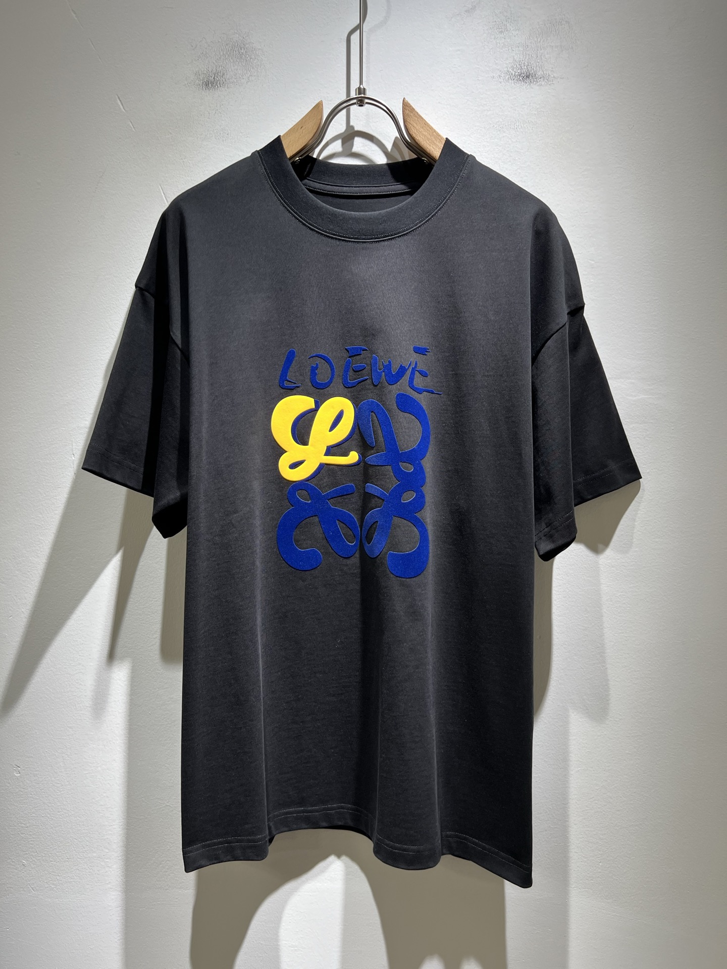 NO:445106,LOE*WE Luo*We Spring and summer new short-sleeved T-shirt for men and women, original Italian order channel, very personalized and high-end style, logo pattern velvet pressing technology design!  Couple pure cotton short-sleeved T-shirt!  !  The latest fashion trends and popular products are here, and it is another simple and high-end fashion item. It is a fashion product with very high-end outfit charm. It is a must-have item for fashion trends!  Original Italian manufacturer channels, special-level orders, and released at the same time as Hong Kong, Macao and Taiwan buyers. This model is also the latest popular product of Luo Yiweijia this year and the most classic product. Its specifications and grades are beyond doubt!  !  The choice is very diverse, and it can be said that this model naturally has a fresh and natural feeling, showing the brand charm and high-end feeling. The texture of this model is very good, and the heavy weight and brilliant skin-friendliness that can be seen with hands are even better, and it is a complete enjoyment of wearing!  !  Size: M-3XL, loewe, loewe, T-shirt,tees, t-shirt,alexander wang19860909LOE*WE罗*威 春夏新款男女同款短袖T恤,意大利原厂订单渠道,极具个性高级风,标志logo图案压绒工艺设计！情侣款纯棉短袖T恤！！最新时尚潮流人气产物驾到,又是一款简约高级的时尚单品,穿搭魅力十分高级不俗的时尚产物 ,时尚潮流必备单品！意大利原厂渠道,特供级别订单,同步港澳台买手店发布,此款也是罗意威家今年的最新人气产物,也是最经典的产物,其规格跟档次更是毋庸置疑！！ 选择极具多样化,言而喻此款自然具备那种清新自然的感觉,彰显品牌魅力与高级感,此款的质感十分的到位,用手可以感知的重磅跟出彩亲肤程度更是上佳,十足的穿着享受！！尺码: M-3XL,,loewe,loewe,T-shirt,tees，t-shirt,alexander wang,Men's clothing