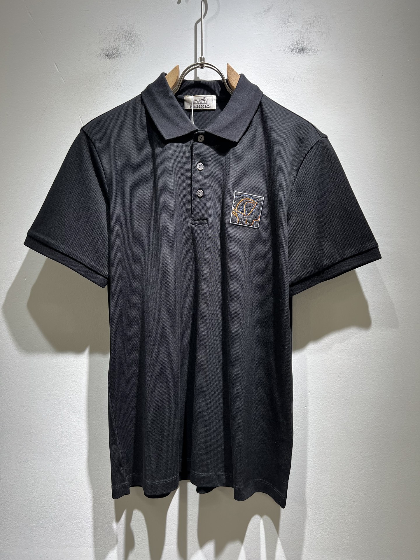 NO:442981,Her*mes 2025 spring and summer new men's short-sleeved Polo shirt, a new upgraded versatile basic style, low-key and luxurious, and a choice of character!  Made of high-quality selected bead flooring, it has good moisture absorption, comfortable and breathable, enjoys a light and relaxed and comfortable wearing experience, has super vertical performance, meticulous craftsmanship, and extremely recognizable, showing the classic perfect pattern design of the new brand, and the embroidery design of the chest logo pattern!  Precise and in place in cutting. Simple and atmospheric style, and can show fashionable charm in daily leisure life. Size M-3XL, T-shirt, alexander wang19860909Her*mes爱*仕2025春夏新款男士短袖Polo衫,全新升级百搭基础款,低调奢华,品格之选！甄选优质精选珠地棉打造而成,吸湿性好,舒适透气,享受轻薄轻松自在的穿着体验,有着超强的垂直性能,工艺细致,辨识度极高,展现全新品牌经典完美版型设计,胸前logo图案刺绣设计！在裁剪上精准到位.简约大气风格,又能在日常休闲生活中展现时尚魅力.尺码M-3XL,,T-shirt,alexander wang,Men's clothing