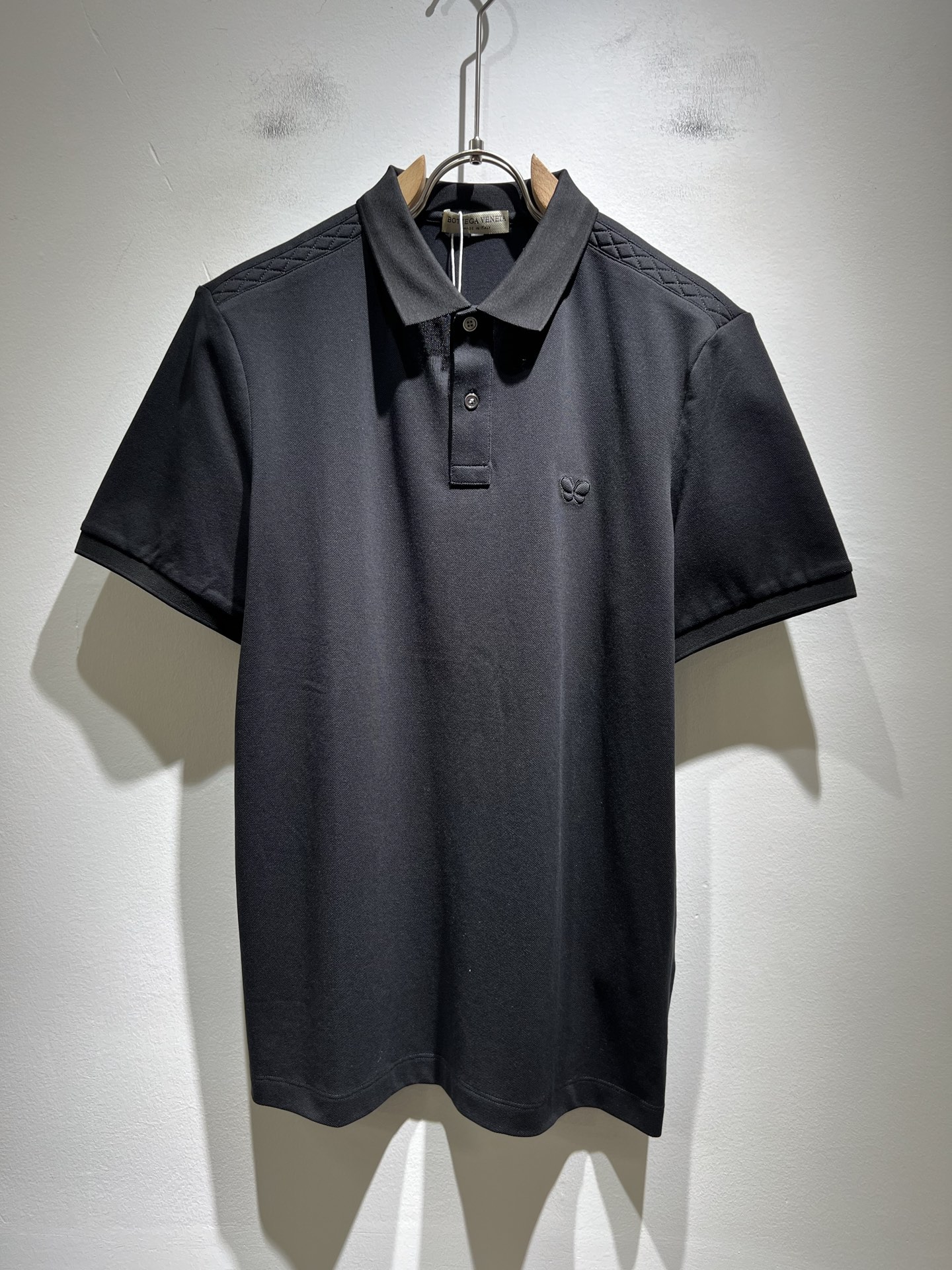 NO:442959,BottegaVene*a Bao*jia 2025 spring and summer new lapel POLO shirt This is the most awesome solid color high-quality polo shirt this year!  !  !  Customer-supplied imported bead flooring fabric!  Simple brand iconic logo embroidery design pattern modification!  These alone are enough to beat the ordinary styles on the market. BV is really going to be fully powered this year!  The original performance of cotton is constantly strengthened, and it is more wear-resistant and has higher color chromaticity, which is unmatched by ordinary cotton. There must be several top-quality POLO shirts in men’s closets!  !  !  !  Size M-4XL, bottega veneta, bottega veneta, alexander wang19860909BottegaVene*a宝*嘉 2025春夏新款翻领POLO衫这是今年目前为止最牛批的一款纯色高品质polo衫！！！客供进口珠地棉面料！简单品牌标志性logo刺绣设计图案修饰！光是这些就足够吊打市面上那些一般的款式了,BV今年是真的要火力全开了！在棉质原本的性能上叠加不断加强,而且更耐磨固色度更高,这是普通棉所不能媲美的.男人衣橱里面必须要有几件的极品POLO衫！！！！尺码M-4XL,,bottega veneta,bottega veneta,alexander wang,Men's clothing