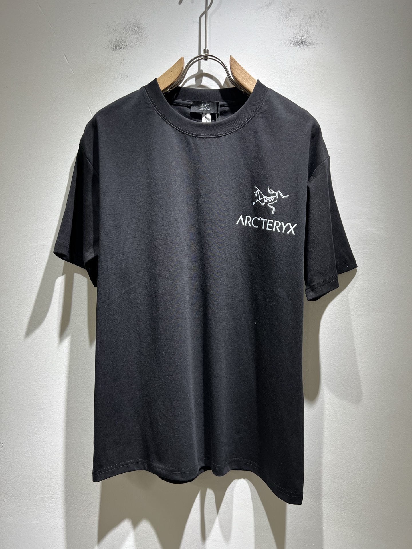 NO:442952,ARCTER*X Original Archaeological Bird 2025 spring and summer new short-sleeved T-shirt outdoor brands for men and women, perhaps the first thing that comes to mind is Canadian goose and Archaeological Bird. It gives people a feeling of trying out the label!  In addition to being quite accomplished in style design, the most obvious or most expert should be to have deeper and unique insights and attainments in fabrics. Through continuous structural research and problem-solving, and characterized by unique research on fabrics, these alone are enough to support it to become the first new logo brand image in the clothing manufacturing industry. This model uses air cotton material!  The fabric after the seiko blending feels smooth and soft, and it has both natural beauty and comfort. The large body style is cut cleanly and cleanly, and the fabric shows a different hazy structural beauty. It is made of exclusive mold customization. The fabric and its technology test the workers, can be smooth and smooth without wrinkles!  Logo logo pattern printing craft design!  It really tests the handmade work of every master!  It makes the whole clean and neat, without leaving any thread. Now men who pursue life are more refined in life!  Size M-3XL, arc'teryx, T-shirt,tees, t-shirt,alexander wang19860909ARCTER*X始*祖鸟 2025春夏新款男女同款短袖T恤户外品牌可能大家第一想到的就是加拿大鹅、始祖鸟.给人一种标签试的感觉！除了在款式设计上颇有造诣之外,最明显或者说最为拿手的,应该就是在面料上的拥有更深独特见解跟造诣了.通过不断地结构研究和问题处理,在以面料独特研究为特征,仅凭这些就已经足以支撑其成为服装制造行业中,首屈可数的新标志品牌形象.此款采用的空气棉材质！通过精工混纺之后的面料,手感细滑柔软,同时兼具自然美感跟舒适度.大身上版型裁剪简洁干净,面料上显现出了不一样朦胧的结构性美感来.独家开模定制而成,面料及其考验工人的技术,能做到平整服帖又不起皱！标志logo图案印花工艺设计！真的是很考验每位师傅的手工制作！使得整体干净利索,不留一丝线头.现在对于生活有所追求的男性也在生活中更为精致！尺码M-3XL,arc'teryx,T-shirt,tees，t-shirt,alexander wang,Men's clothing