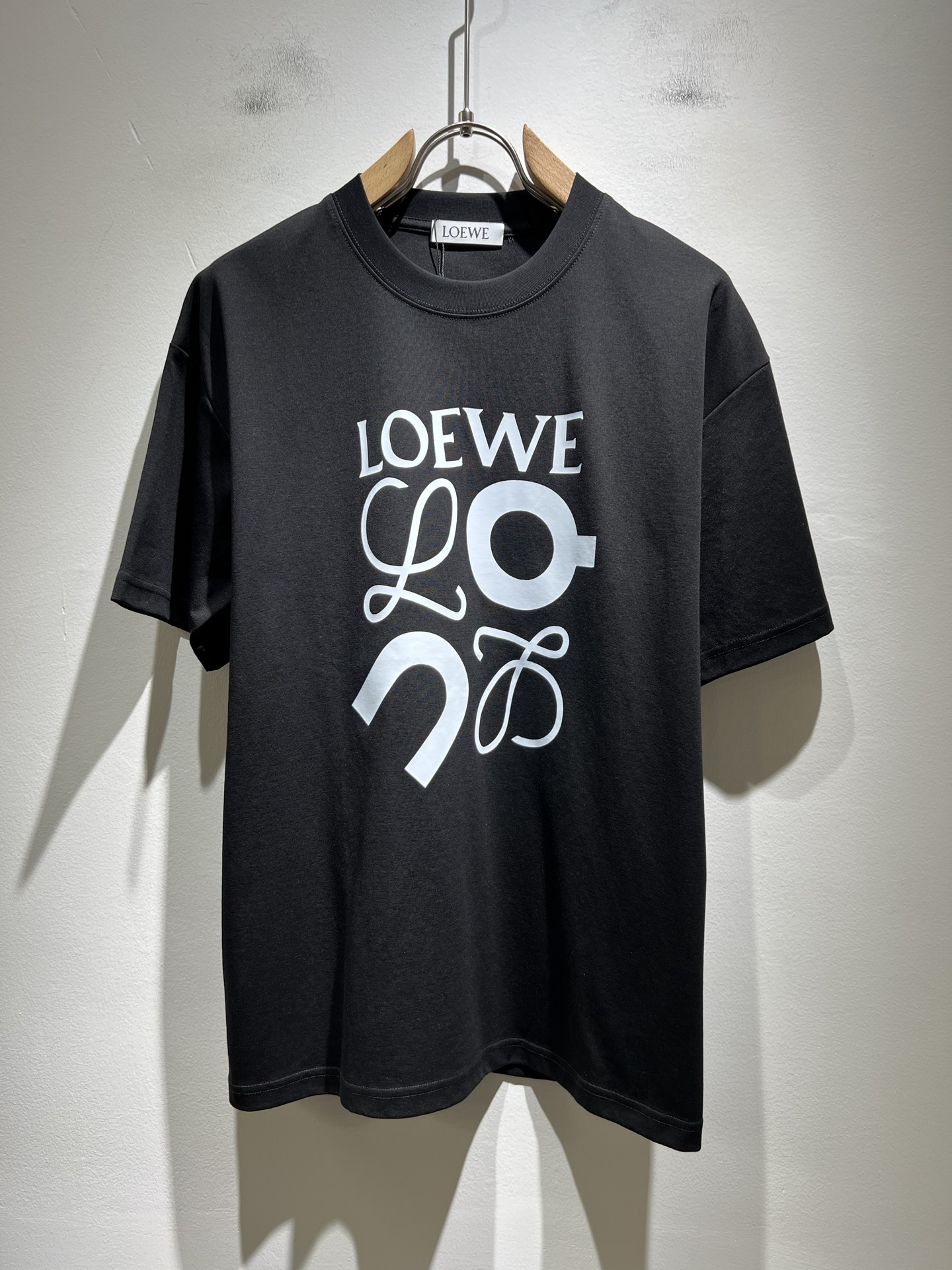 NO:442972,LOE*WE Luo*We 2025 spring and summer new short-sleeved T-shirt for men and women, original Italian order channel, very personalized and high-end style, logo logo pattern printing craft design!  Couple pure cotton short-sleeved T-shirt!  !  The latest fashion trends and popular products are here, and it is another simple and high-end fashion item. It is a fashion product with very high-end outfit charm. It is a must-have item for fashion trends!  Original Italian manufacturer channels, special-level orders, and released at the same time as Hong Kong, Macao and Taiwan buyers. This model is also the latest popular product of Luo Yiweijia this year and the most classic product. Its specifications and grades are beyond doubt!  !  The choice is very diverse, and it can be said that this model naturally has a fresh and natural feeling, showing the brand charm and high-end feeling. The texture of this model is very good, and the heavy weight and brilliant skin-friendliness that can be seen with hands are even better, and it is a complete enjoyment of wearing!  !  Size: M-3XL, loewe, loewe, T-shirt,tees, t-shirt,alexander wang19860909LOE*WE罗*威 2025春夏新款男女同款短袖T恤,意大利原厂订单渠道,极具个性高级风,标志logo图案印花工艺设计！情侣款纯棉短袖T恤！！最新时尚潮流人气产物驾到,又是一款简约高级的时尚单品,穿搭魅力十分高级不俗的时尚产物 ,时尚潮流必备单品！意大利原厂渠道,特供级别订单,同步港澳台买手店发布,此款也是罗意威家今年的最新人气产物,也是最经典的产物,其规格跟档次更是毋庸置疑！！ 选择极具多样化,言而喻此款自然具备那种清新自然的感觉,彰显品牌魅力与高级感,此款的质感十分的到位,用手可以感知的重磅跟出彩亲肤程度更是上佳,十足的穿着享受！！尺码: M-3XL,,loewe,loewe,T-shirt,tees，t-shirt,alexander wang,Men's clothing