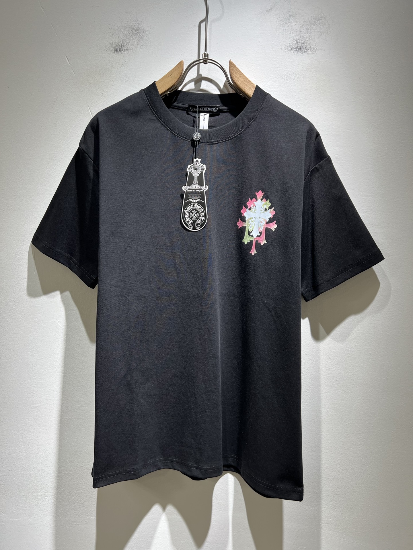 NO:445099,Chrome Hear*s New Spring and Summer Products for Men and Women's Same Model for Men and Women, Recommended for Cracked Wall!  The fashionable and arrogant Chrome Hear*s is favored by the whole world. SS is a hot topic, with classic short-sleeved T-sleeved elements, front and rear logo printing design!  Full of fashionable luxury style, exuding a charming sense of art!  Large and lazy, high-end exclusive wash water pure cotton material for customer supply!  Super comfortable upper body!  Large oversized shoulder-falling!  Men and women are the same style!  Size M-3XL, chrome hearts, T-shirt,tees, t-shirt,alexander wang19860909Chrome Hear*s 克*心 春夏新品男女同款克*心短袖T恤,墙裂推荐！时尚傲娇的Chrome Hear*s,被全世界宠幸着.SS引爆款,经典克*心元素断绝短袖T,前后logo印花设计！充满了时尚的奢华风,散发着迷人的艺术感！宽大慵懒,客供高端专属洗水纯棉材质！上身超级舒适！大廓形大落肩！男女同款入！尺码M-3XL,,chrome hearts,T-shirt,tees，t-shirt,alexander wang,Men's clothing