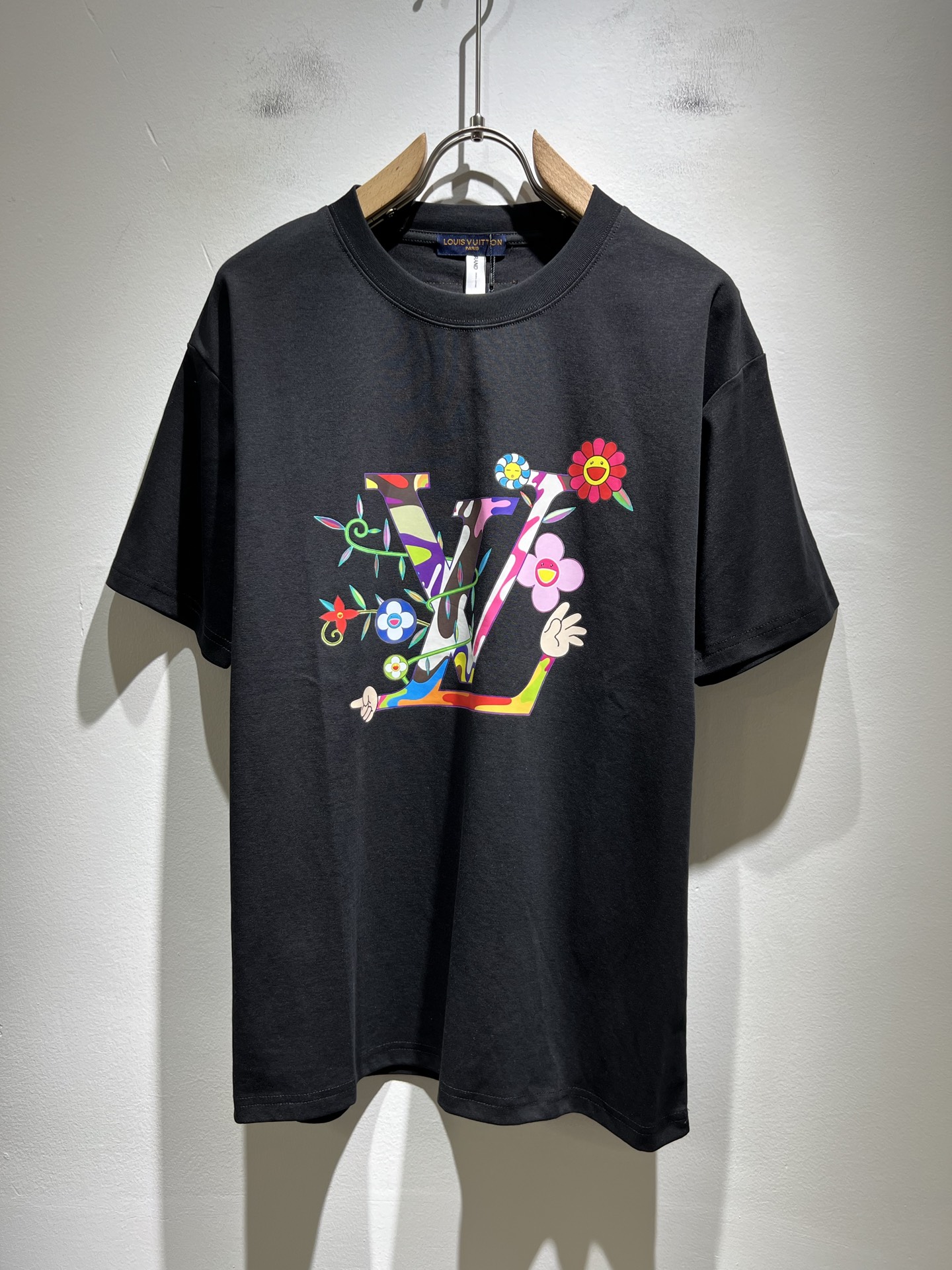 NO:442990,LouisVuitt*Louis*Deng The new series of spring and summer 2025 products are launched, a very fashionable and avant-garde short-sleeved T-shirt for men and women, with logo logo pattern printing technology modification!  Different from the past, it declares the design concept that has been passed down for many years in the brand!  Its eye-catchingness is no less than any classic style, perfectly presenting the fashionable, high-end and luxurious feeling in front of the world!  Made of imported cotton, the customer-supplied and imported cotton material is selected, with a high-quality 260g pure cotton fabric, which has a soft and soft touch, and the real thing is definitely beyond your imagination. It is extremely comfortable and breathable in close body. Even if you sweat profusely, you will not feel greasy or stuffy. It will bring sweating and moisture absorption to the extreme!  Size M-3XL, louis vuitton,louis vuitton,t-shirt,tees,t-shirt,alexander wang19860909LouisVuitt*路易*登 2025春夏全新系列单品上线,非常时髦前卫的一款男女同款短袖T恤,标识logo图案印花工艺修饰！区别于以往的不同,宣示品牌传承多年的设计理念！其吸睛度完全不亚于任何经典款式,将时髦高级感与奢华感完美呈现在世人眼前！客供进口全棉材质制成,精选优质260g纯棉面料,触感软糯亲肤细腻,实物到手绝对超乎你的想象,贴身无比舒适透气,即便是汗流浃背也不会有腻身及闷热感可言,将排汗吸湿性发挥到了极致！尺码M-3XL,,louis vuitton,louis vuitton,T-shirt,tees，t-shirt,alexander wang,Men's clothing