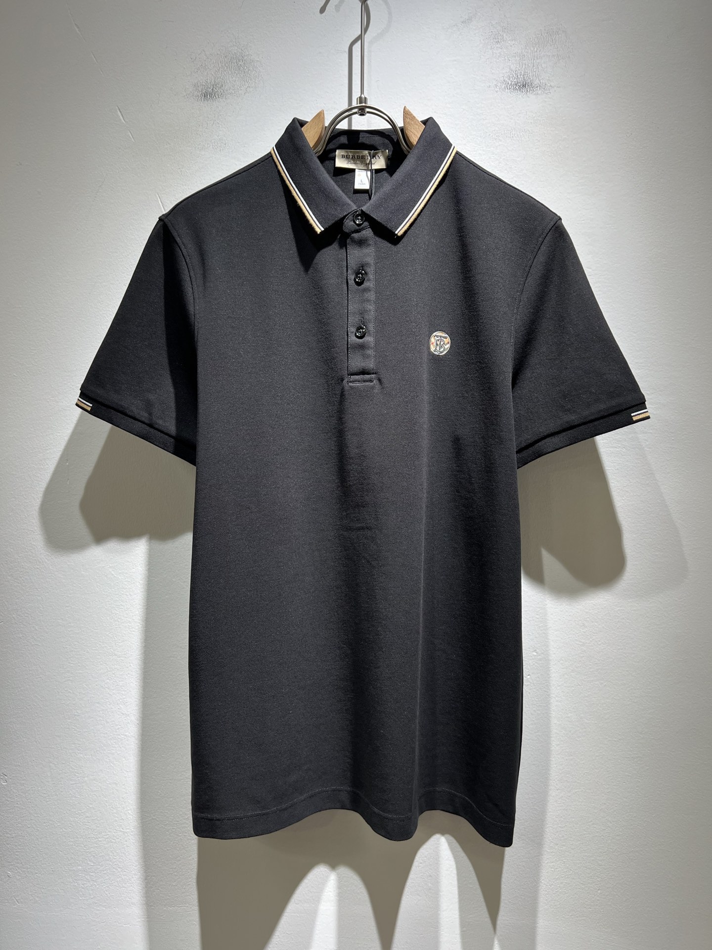 NO:442945,Bur*erry 2025 spring and summer new men's short-sleeved Polo shirt, the latest brand design element!  Neither monotonous nor complicated, it shows taste just right!  Customer-supplied top-quality custom bead flooring fabrics!  Comfortable, sweat-absorbing and breathable, the unique high-end fabric presents a simple and elegant temperament!  The letter logo on the chest is designed with glue!  Full three-dimensional! Standard cutting design!  Every detail is a synchronized with high-end fashion. Size: M-3XL, burberry, T-shirt, alexander wang19860909Bur*erry 巴*莉 2025春夏新款男士短袖Polo衫,品牌最新设计元素！既不单调也不复杂,恰到好处的展现品味！客供顶级定制珠地棉面料！舒适吸汗透气根本不在话下,面料独具的高奢感呈现简约优雅气质！胸前字母logo压胶设计！饱满立体!标准裁剪设计！每一处细节都是与高端时尚同步的体现.尺码:M-3XL,,burberry,T-shirt,alexander wang,Men's clothing