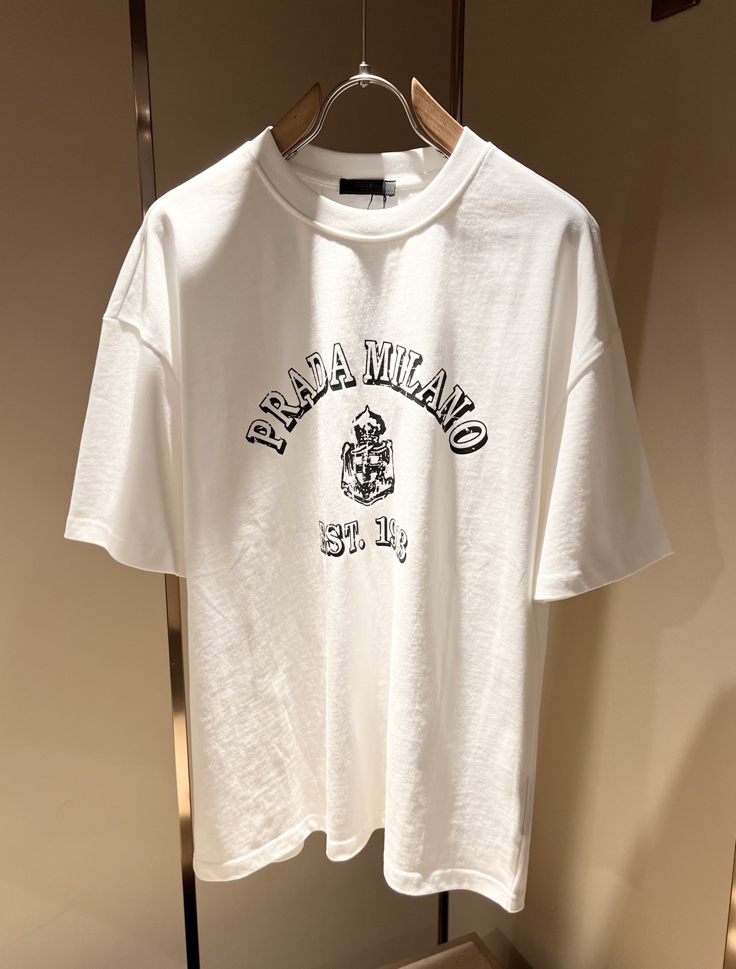 NO:442963,PPRAD*A Pu*da 2025 spring and summer new casual set, the latest model is exclusively available on the entire network!  !  ~ It is classic and fashionable and versatile, who doesn’t like it? It will show the classic again. It is very pleasing to the eye and comes with a low luxury halo and recognition!  Pr*da's traditional brand concept and modern advanced technology are perfectly combined. Coupled with the extremely modern and modern minimalist design, P-family exclusive logo printing design!  Customized 100% imported pure cotton fabric!  The texture of this model is quite touching, the specifications and grades are known with tentacles. The degree of delicateness and breathability are top-notch!  Size M-2XL, prada, alexander wang19860909PPRAD*A普*达 2025春夏新款休闲套装,最新款全网独家首上！！~既经典有时尚百搭,谁不爱啊,将经典再次展现,非常的耐看,自带低奢光环与辨识度！Pr*da传统的品牌理念和现代化的先进技术进行了完美结合.加上极其现代摩登风范的简约设计,p家专属logo印花设计！定制百分百进口纯棉的面料！此款的质感相当感人 触手便知规格档次 细腻程度与透气效果堪称顶级！尺码M-2XL,,prada,alexander wang,Men's clothing