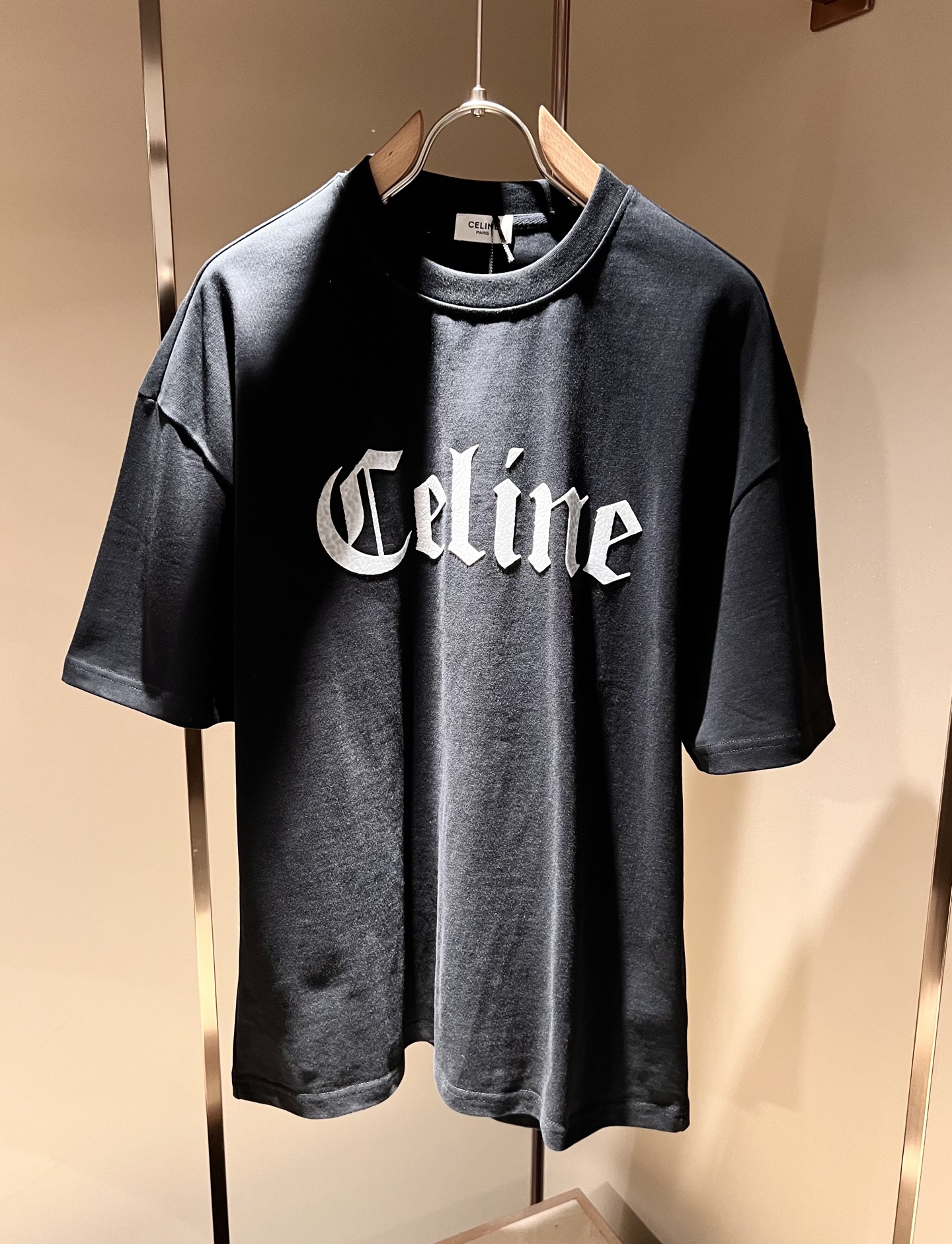 NO:442928,CELIN*Serine 2025 spring and summer new fashionable casual round neck set, classic short-sleeved T-shirt for couples in the same style!  Trading companies have sparse channels and are released on the official website at the same time!  25-year-old fashion new styles are recommended. CE, which is increasingly bursting into new young forces, is indeed exciting to keep the classics while constantly integrating younger elements!  This short Tee, which is newly released in early spring, has a classic logo velvet compression technology design that never goes out of date in front and back!  The contrasting collar design with simple and high-end colors is enough to highlight a brand new theme, and the style setting that takes into account both retro and fashionable can cope with all kinds of temperament styles!  The logo has clear three-dimensional details, highlighting the perfect quality and texture!  Customer-supplied custom-woven cotton fabrics, and they are super white in color. Everyone should hurry up and take them away!  Size M-2XL, celine, T-shirt,tees, t-shirt,alexander wang19860909CELIN*瑟琳 2025春夏新款时尚休闲圆领套装,经典男女同款情侣短袖T恤衫！贸易公司渠道稀出,同步官网发售！25年早春时尚新款推荐,越来越向年轻新势力迸发的CE,除了保留经典的同时,不断融入年轻化元素,确实令人期待！这款早春最新发售的短Tee,前后永不过时的经典Logo压绒工艺设计！搭色简约而又不失高级感的撞色领口设计,足以凸显出全新的主题,复古与时髦兼顾的风格设定,可以应对各种气质范儿穿搭！logo清晰立体的细节,凸显完美的品相与质感！客供定织全棉面料,并且超级显白配色,各位抓紧时间带走吧！尺码M-2XL,,celine,T-shirt,tees，t-shirt,alexander wang,Men's clothing