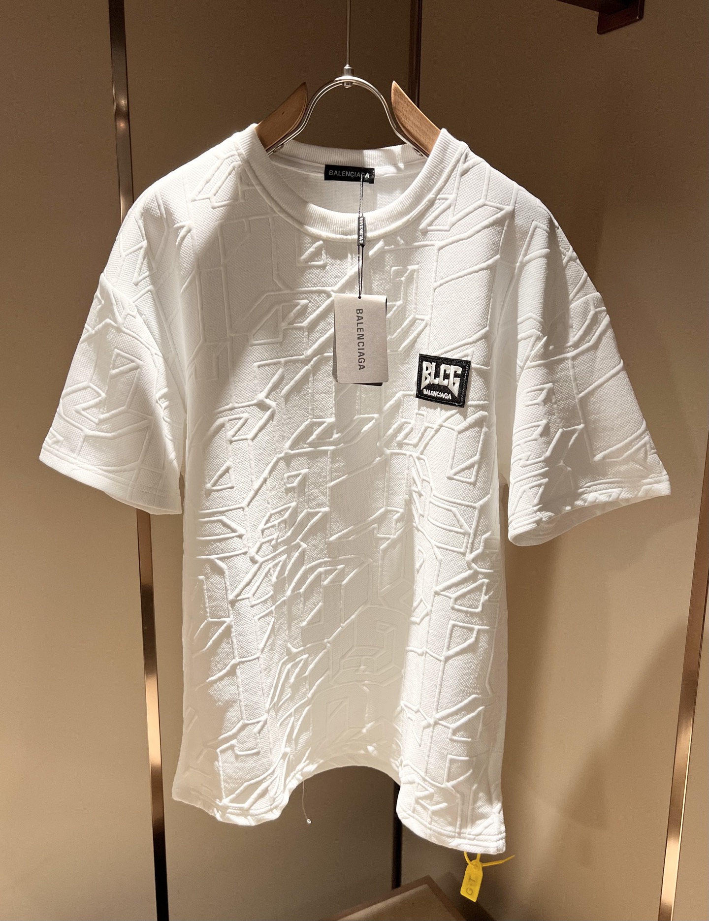 NO:442921,BALENCIA* Paris* Home 2025 Spring and Summer Latest Casual Set, Embroidery Logo Design for Men and Women!  Trading companies have sparse channels and are released on the official website at the same time!  Basically, it will have its back every season, and I look forward to the performances of all trendy men and women!  This model is made of top-grade pure cotton washing water materials!  It is hard to pick on whether it is skin-friendly or breathable when worn in close-fitting!  The upper body looks very white and supports the complexion of the skin!  Loose style cut, both men and women can easily match your own fashionable and high-end outfit!  Size M-4XL, balenciaga, alexander wang19860909BALENCIA*巴黎*家 2025春夏最新款休闲套装,男女同款刺绣logo设计！贸易公司渠道稀出,同步官网发售！基本每一季都会有它的背影所在,期待着所有潮男潮女们的演绎！此款选用客供顶级纯棉洗水材质打造！贴身穿着亲肤感与透气性都无法挑剔！上身非常的显白承托肤色！宽松版型裁剪,无论男女皆可轻松搭配出属于自我的时尚高级穿搭！尺码M-4XL,,balenciaga,alexander wang,Men's clothing