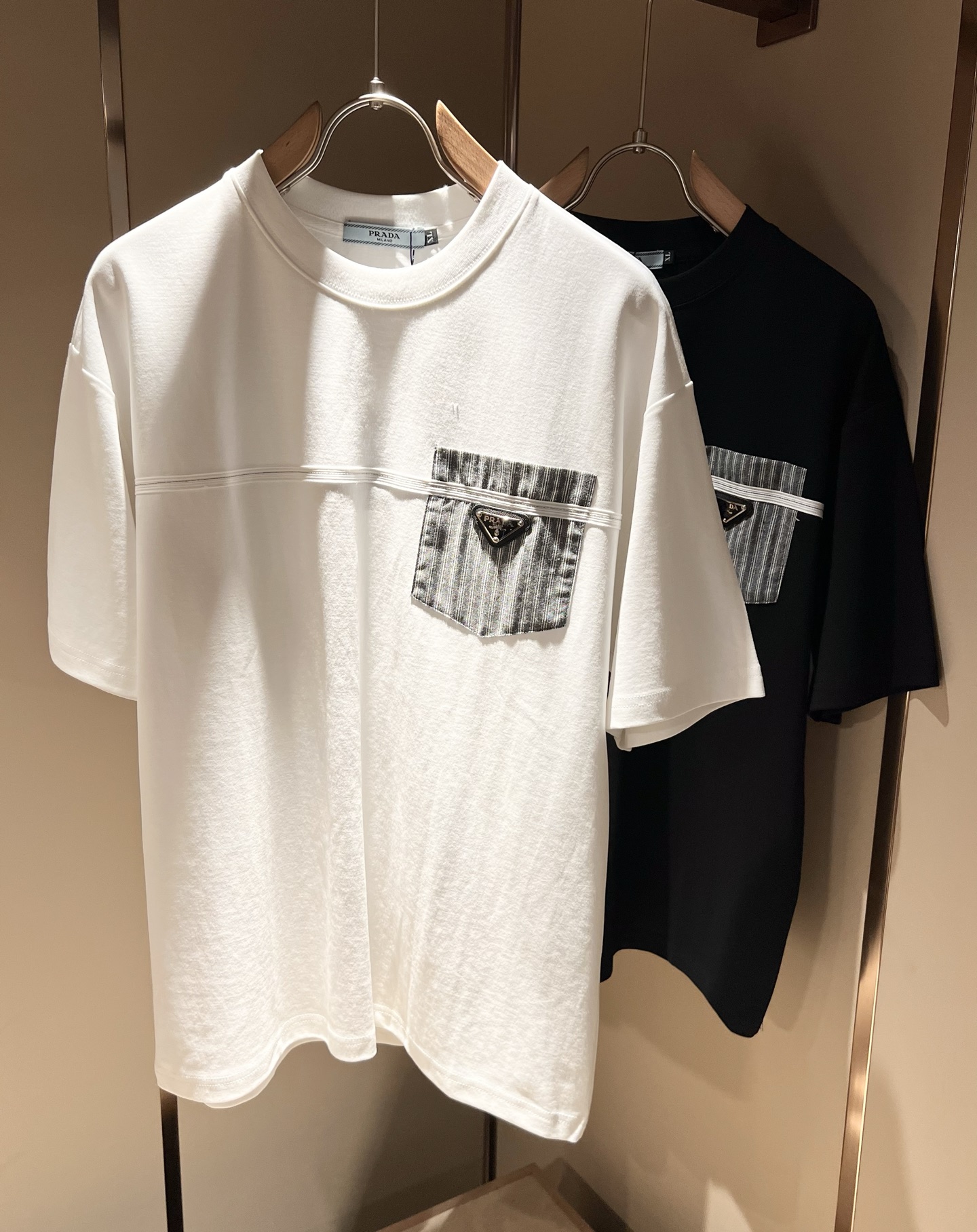 NO:445089,PRAD*A Pu*da spring and summer new short-sleeved T-shirt for men and women, the latest model is exclusively available on the entire network!  !  ~ It is classic and fashionable and versatile, who doesn’t like it? It will show the classic again. It is very pleasing to the eye and comes with a low luxury halo and recognition!  Pr*da's traditional brand concept and modern advanced technology are perfectly combined. Coupled with the extremely modern and simple design, P-family exclusive logo pattern hardware design!  Customized 100% imported pure cotton fabric!  The texture of this model is quite touching, the specifications and grades are known with tentacles. The degree of delicateness and breathability are top-notch!  Size M-3XL, prada, T-shirt,tees, t-shirt,alexander wang19860909PRAD*A普*达春夏新款男女同款短袖T恤,最新款全网独家首上！！~既经典有时尚百搭,谁不爱啊,将经典再次展现,非常的耐看,自带低奢光环与辨识度！Pr*da传统的品牌理念和现代化的先进技术进行了完美结合.加上极其现代摩登风范的简约设计,p家专属logo图案五金设计！定制百分百进口纯棉面料！此款的质感相当感人 触手便知规格档次 细腻程度与透气效果堪称顶级！尺码M-3XL,,prada,T-shirt,tees，t-shirt,alexander wang,Men's clothing