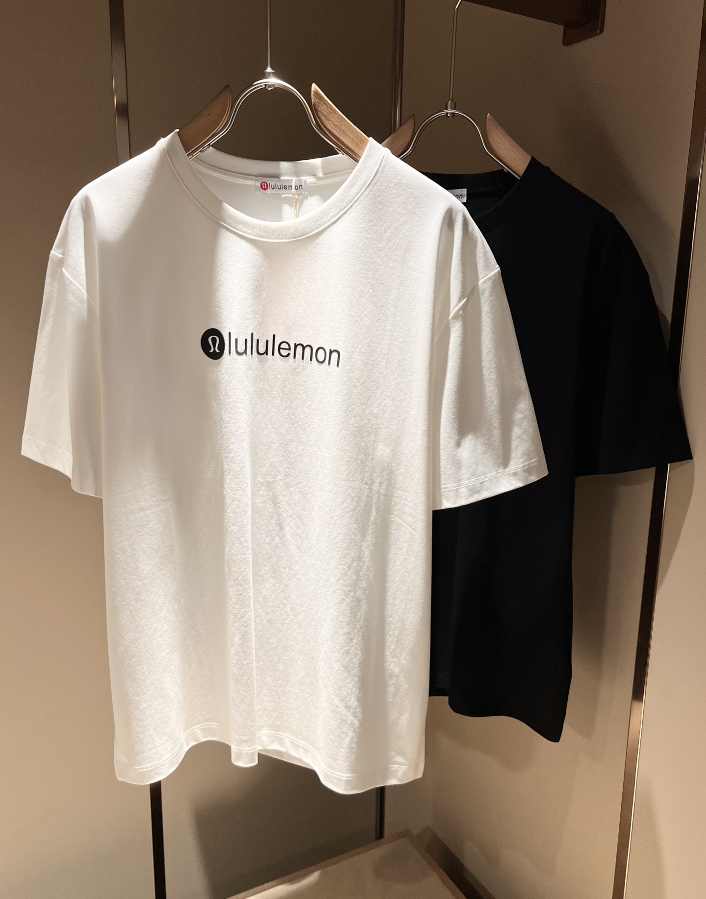 NO:445083,lululemon Spring and summer new short-sleeved T-shirt for men and women, original Italian order channel, very personalized and high-end style, logo pattern glue pressing technology design!  Couple pure cotton short-sleeved T-shirt!  !  The latest fashion trends and popular products are here, and it is another simple and high-end fashion item. It is a fashion product with very high-end outfit charm. It is a must-have item for fashion trends!  Original Italian manufacturer channels, special-level orders, and released at the same time as Hong Kong, Macao and Taiwan buyers. This model is also the latest popular product of Luo Yiweijia this year and the most classic product. Its specifications and grades are beyond doubt!  !  The choice is very diverse, and it can be said that this model naturally has a fresh and natural feeling, showing the brand charm and high-end feeling. The texture of this model is very good, and the heavy weight and brilliant skin-friendliness that can be seen with hands are even better, and it is a complete enjoyment of wearing!  !  Size: M-3XL, loewe, T-shirt,tees, t-shirt,alexander wang19860909lululemon 露露乐蒙 春夏新款男女同款短袖T恤,意大利原厂订单渠道,极具个性高级风,标志logo图案压胶工艺设计！情侣款纯棉短袖T恤！！最新时尚潮流人气产物驾到,又是一款简约高级的时尚单品,穿搭魅力十分高级不俗的时尚产物 ,时尚潮流必备单品！意大利原厂渠道,特供级别订单,同步港澳台买手店发布,此款也是罗意威家今年的最新人气产物,也是最经典的产物,其规格跟档次更是毋庸置疑！！ 选择极具多样化,言而喻此款自然具备那种清新自然的感觉,彰显品牌魅力与高级感,此款的质感十分的到位,用手可以感知的重磅跟出彩亲肤程度更是上佳,十足的穿着享受！！尺码: M-3XL,,loewe,T-shirt,tees，t-shirt,alexander wang,Men's clothing