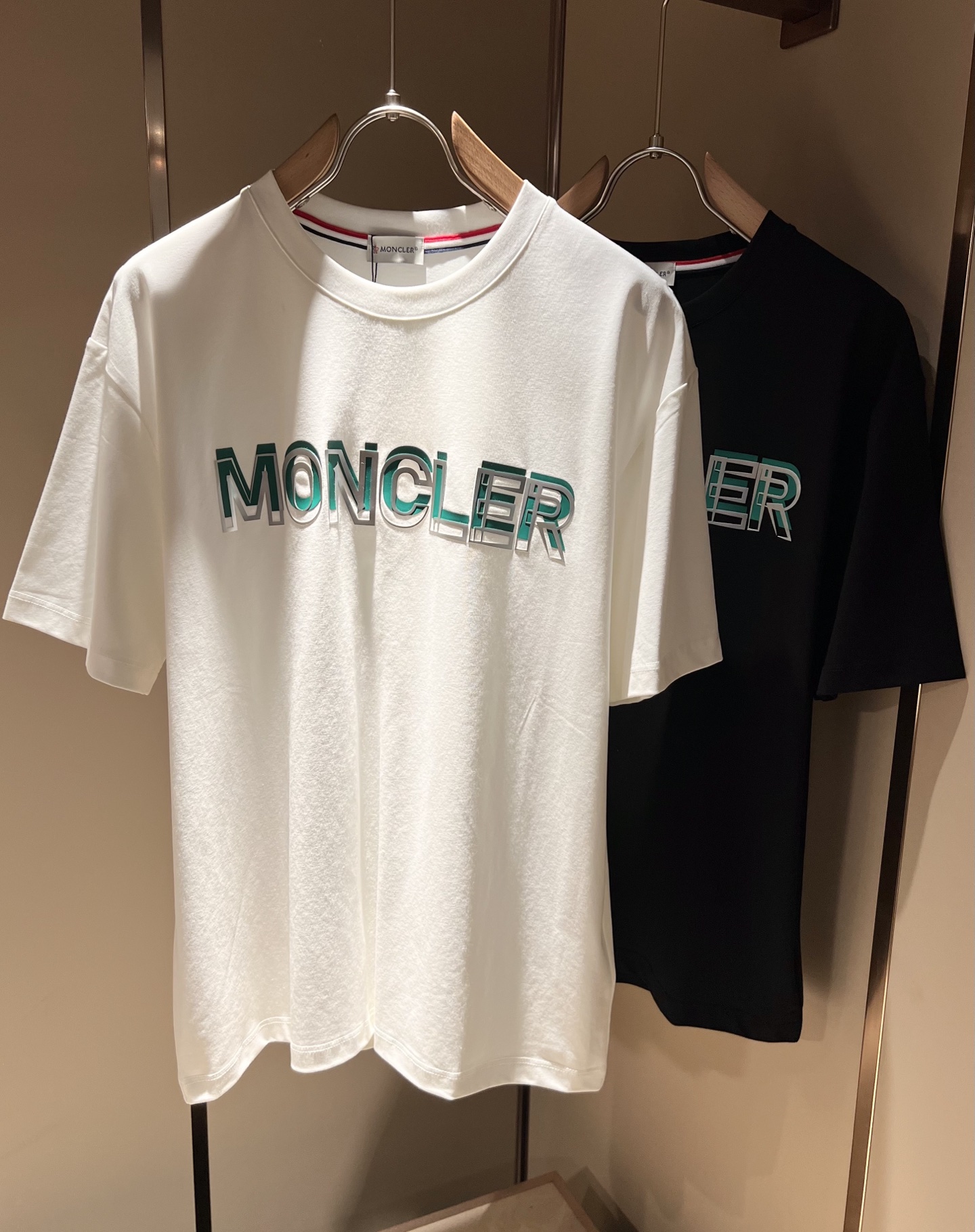 NO:442956,Moncler Mengjia 2025 Spring and Summer Latest Men and Women's Same Trade Order Short-sleeved T-shirt, Full Quality!  !  Internet celebrity style!  Use logo pattern to press glue design!  The upper body is comfortable and breathable, not stiff, and the overall three-dimensional feeling is rich. Quality export orders, customized exclusive pure cotton fabric tailoring to meet the simple needs of commuters for dressing. The upper body is very effective, slim and not picky about the figure. The fabric workmanship... Improper, only good craftsmanship can make you feel good and tasteful. A must-have item for everyone!  Size M-3XL, T-shirt,tees,t-shirt,alexander wang19860909Moncler蒙家 2025春夏最新男女同款贸易订单短袖T恤,全品相！！网红款！采用logo图案压胶设计！上身舒适透气,不僵硬,整体有着丰富的立体感,品质出口订单,定制专属纯棉面料剪裁,满足通勤人们对于着装的简约需求,上身效果很好,显瘦,不挑剔身材.面料做工....无可挑剔,好工艺好面料才能穿出好品味一款,人手必备单品！尺码M-3XL,,T-shirt,tees，t-shirt,alexander wang,Men's clothing