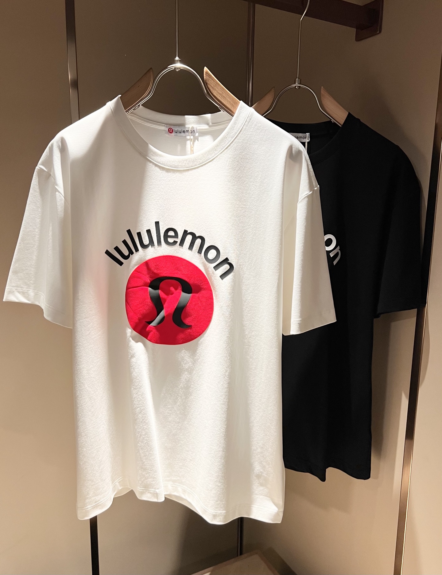 NO:442915,lululemon 2025 spring and summer new short-sleeved T-shirt for men and women, original Italian order channel, very personalized and high-end style, logo pattern glue pressing technology design!  Couple pure cotton short-sleeved T-shirt!  !  The latest fashion trends and popular products are here, and it is another simple and high-end fashion item. It is a fashion product with very high-end outfit charm. It is a must-have item for fashion trends!  Original Italian manufacturer channels, special-level orders, and released at the same time as Hong Kong, Macao and Taiwan buyers. This model is also the latest popular product of Luo Yiweijia this year and the most classic product. Its specifications and grades are beyond doubt!  !  The choice is very diverse, and it can be said that this model naturally has a fresh and natural feeling, showing the brand charm and high-end feeling. The texture of this model is very good, and the heavy weight and brilliant skin-friendliness that can be seen with hands are even better, and it is a complete enjoyment of wearing!  !  Size: M-3XL, loewe, T-shirt,tees, t-shirt,alexander wang19860909lululemon 露露乐蒙 2025春夏新款男女同款短袖T恤,意大利原厂订单渠道,极具个性高级风,标志logo图案压胶工艺设计！情侣款纯棉短袖T恤！！最新时尚潮流人气产物驾到,又是一款简约高级的时尚单品,穿搭魅力十分高级不俗的时尚产物 ,时尚潮流必备单品！意大利原厂渠道,特供级别订单,同步港澳台买手店发布,此款也是罗意威家今年的最新人气产物,也是最经典的产物,其规格跟档次更是毋庸置疑！！ 选择极具多样化,言而喻此款自然具备那种清新自然的感觉,彰显品牌魅力与高级感,此款的质感十分的到位,用手可以感知的重磅跟出彩亲肤程度更是上佳,十足的穿着享受！！尺码: M-3XL,,loewe,T-shirt,tees，t-shirt,alexander wang,Men's clothing