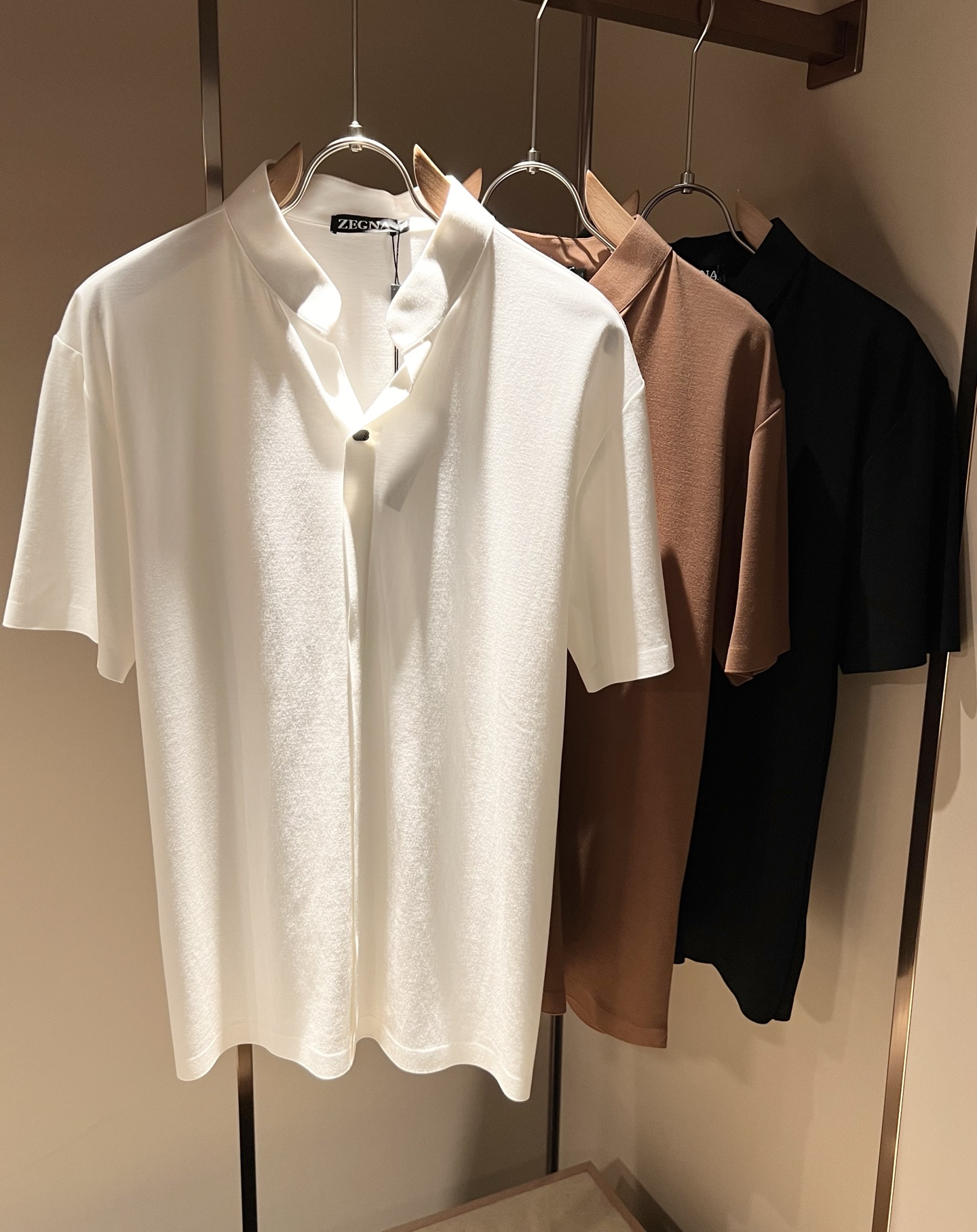 NO:442949,Ermenegildo Zeg*aJia 2025 early spring new men's casual shirt, foreign trade company order!  It is one of the classic exclusive fabrics of Zenia!  Hardware logo pattern design on chest!  Customized original ice silk fabric!  The touch is soft and delicate, but the shape is straight and stylish!  Extremely luxurious details... Perfectly interpret high-quality quality. Size M-4XL, zegna, alexander wang19860909Ermenegildo Zeg*a杰*亚 2025早春新品男士休闲衬衣,外贸公司订单！是杰尼亚经典的专有织物之一！ 胸前五金logo图案设计！定制原版冰丝面料！触感又柔软细腻、但型态又笔挺有型！ 细节奢华极致… 完美演绎高品质品相.尺码M-4XL,,zegna,alexander wang,Men's clothing