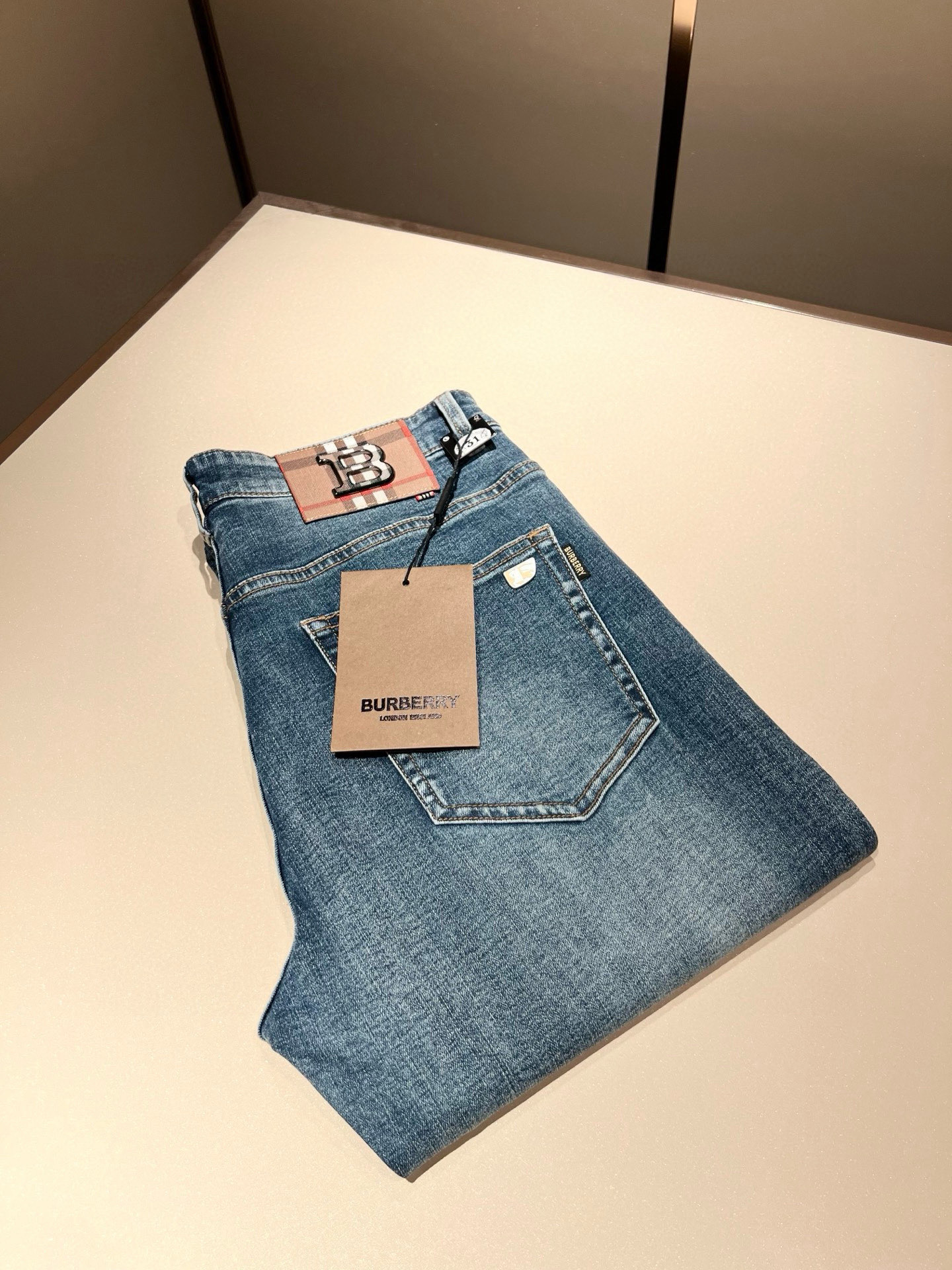 NO:442876,BURBER*Y Ba*li 2025 spring and summer new products for men's high-end casual and versatile jeans!  For BUR fans, such a grand classic design is enough to plant grass at a glance. It is the most handsome series among all BUR jeans this year. I only need to take a look and know that this will definitely be a hit product that has caused a sensation, and it is popular on the Internet. The classic slim three-dimensional tailoring style is equipped with the latest logo pattern waist brand craft design!  Very representative waist brand modification!  It simply and easily demonstrates the charm of the brand, and naturally presents specifications, grades, fashion and trendy effects. It matches the performance to easily create a high-end and high-end effect!  The top imported Japanese washing cowboy is made of cotton, and it is comfortable and breathable, and has a natural drape, which is suitable for all year round outfits!  !  This jeans are made of three-dimensional cut and straight-fitting style. The magic and practical wearability of the single match are understandable. Whether you are wearing daily clothes or appearing on the high street, it is the best choice. It is super charming!  It also demonstrates the authentic BUR original flavor, and it also perfectly shows its specifications and rank!  Obviously, this is a big and powerful product that you must collect. Whether you are a fan of BUR or not, you must collect this product and highly recommend it!  Size 29-40, Burberry, jeans, alexander wang19860909BURBER*Y巴*莉 2025春夏新品男士高端休闲百搭牛仔裤！对于BUR粉丝来说,这样大气的经典设计足矣一眼种草,是今年BUR所有牛仔裤当中最帅的一个系列,我只需要看一眼就知道,这绝对会是一个引起轰动的爆款,而且全网风靡,经典的修身立体剪裁版型打造,配置了最新的logo图案腰牌工艺设计！极具代表性腰牌修饰！简单轻松的彰显出品牌魅力所在,自然而然的呈现规格,档次,时髦以及新潮效果,搭配性能满分,轻松穿出高级感与高端效果！顶级的进口日本洗水牛仔棉质打造,并舒适透气感满分,且垂感自然,适合一年四季的穿搭所需！！此款牛仔裤采用了立体裁剪小直筒版型打造,其单配魔力与实穿性是无可厚非的,不管你是日常穿搭还是高街出镜都是不二之选,超具魅力！更是彰显了地地道道的的BUR原味,同时也是完美的展现了其规格和段位所在！很显然,这是一款绝对要收的重磅好货,不管你是不是BUR的粉丝,此款你都必须要收,极力推荐的好货！尺码29-40,,burberry,jeans,alexander wang,Men's clothing