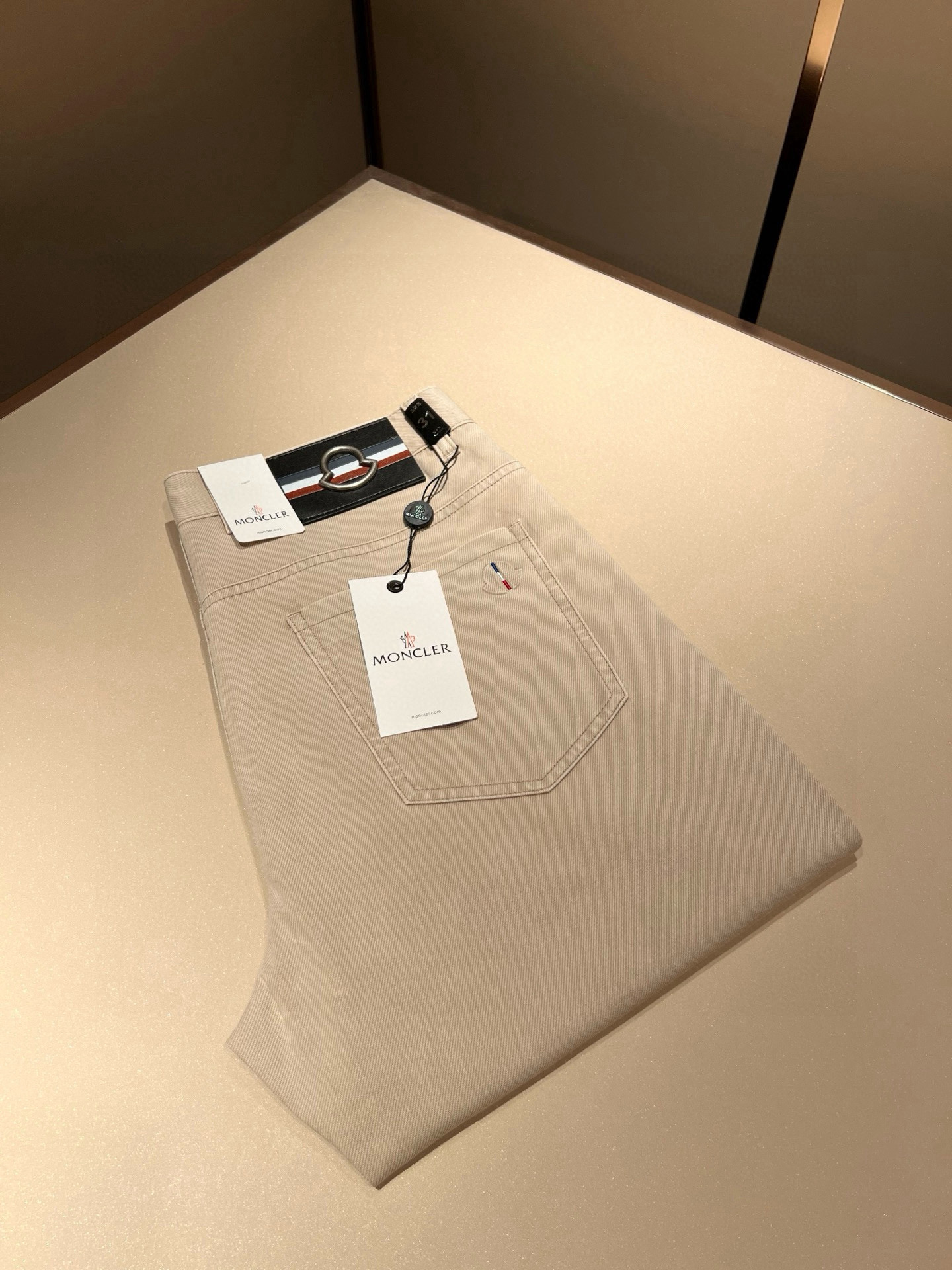 NO:442892,MONC Meng*kou's new spring and summer jeans are available in trading companies and are released on the official website at the same time!  M Scarce Channel Order Products, Quality Control Close Your Eyes to Accept It’s No Regret!  Customized original logo badge design!  This denim trousers are made of imported pure cotton fabrics!  The top denim fabric is carefully crafted, the ingredients are very basic but super perfect. The surface twill feels clear and natural, and the feel is really tough. The actual product will definitely make you convinced and stand the test of random counters!  The style is also very outstanding, and it is a super slim style. If you can meet it, please quickly accept it, which will save you a lot of effort in matching!  Size 29-40, jeans,alexander wang19860909MONC蒙*口2025春夏新款牛仔裤,贸易公司渠道稀出,同步官网发售！M稀缺渠道订单臻品,品质控闭眼收走的不后悔款！定制原版logo徽章设计！本款牛仔长裤选用客供进口纯棉面料！顶级牛仔面料精心制作,成份组合很基础却又是超完美,表面斜纹肌里感清晰自然,手感瓷实有韧性,实物到手绝对让你为之诚服,经得起随意柜台支验！版型方面也非常出色,属于超显瘦的版型,能碰到的就赶紧收下,会让你在搭配方面省下不少力！尺码29-40,,jeans,alexander wang,Men's clothing