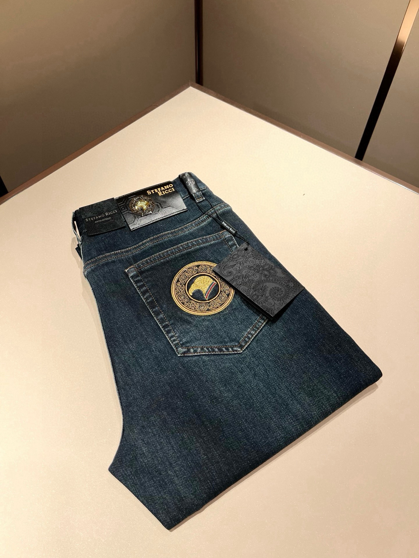 NO:445064,STEFANO RIC*I/Stephen Nicht Spring and Summer Men's original single casual jeans, heavy recommendation!  Quality 'Niu Beer' This model uses original exclusive fabric!  The craftsmanship is top-notch, and the design of Eagle Head logo hardware decoration!  The three-dimensional sense is extremely stunning and stunning. The pattern is presented by the iconic brand pattern. It has a very distinctive and high-end and fashionable look, which strongly demonstrates the identity!  In addition, it has a lot of cotton feel, both comfort and breathability, extremely delicate touch, and excellent skin-friendly!  The details are perfect, with all kinds of exquisite and exquisite, with a strong sense of styling, full of upper body styles, and belongs to the unique type on the market!  Size 29-40, jeans,alexander wang19860909STEFANO RIC*I/史蒂芬.尼治 春夏男士原单休闲牛仔裤,重磅推荐！品质“牛啤” 此款所运用原版专属面料！还是工艺都堪称顶尖,设计鹰头logo五金修饰！立体感极强,视觉极其惊艳震撼,图案由标志性的品牌图案呈现,辨识度非常鲜明且高级时髦,有力彰显身份！此外棉感十足,舒适性与透气性兼备,触感极为细腻,亲肤性绝佳！细节完美如斯,各种精湛考究 造型感极强,上身型款十足,属于市面独一无二的类型！尺码29-40,,jeans,alexander wang,Men's clothing