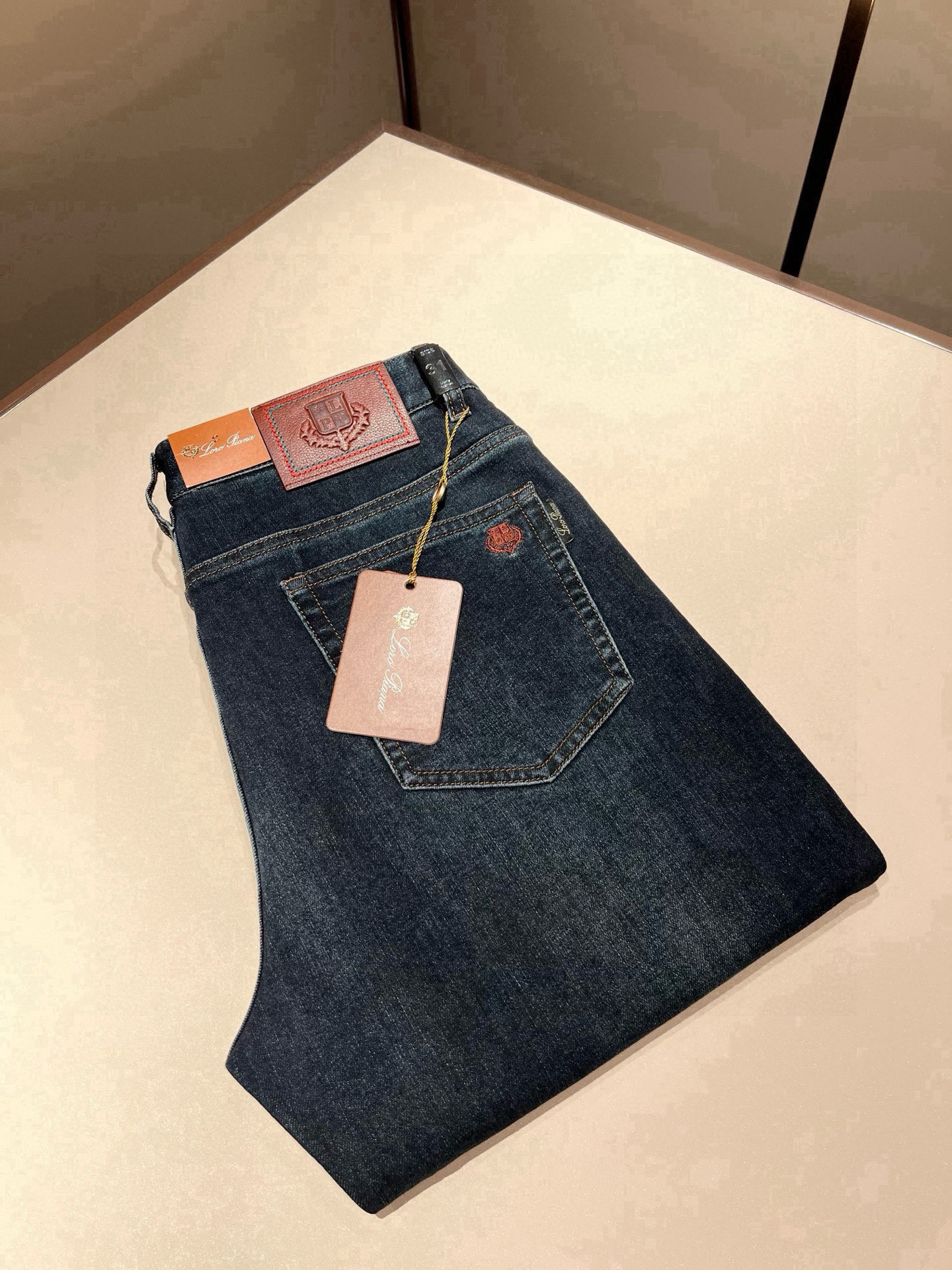 NO:442900,Loro Piana Nouyou Pianya 2025 spring and summer new men's fashion high-end casual pants, Hong Kong foreign business channel products, original Japanese products, pure blood quality, perfectly continues the essence and genes of LP home. From the main fabric to the detailed craftsmanship, all show the ingenuity of quality, use multiple brand elements to interpret, and choose precious cowhide material to build a logo waist brand leather design!  Identity manifestation that belongs to the soul!  Customer-supplied high-end imported pure cotton fabrics, very high-end and fashionable detailed craftsmanship, red ear cloth is completed by a specific antique loom. This element represents the identity and rank of jeans, which is very worthy of careful appreciation!  In terms of matching, it is invincible and explains the versatility in place, with ingenious details and exquisite accessories. The auxiliary materials are all provided by foreign merchants. They are tailored and slim, and the upper body is lifted with an excellent effect. They are a styling item that is hard to come by!  Size 29-40, loro piana, loro piana, jeans, cowhide, alexander wang19860909Loro Piana诺悠翩雅 2025春夏新品男士时装款高端休闲裤,香港洋行渠道货,日本原厂出品,纯血统品质,完美延续了LP家的精髓与基因,从主体面料到细节工艺,无不彰显出品质的匠心所在,运用多个品牌元素标识来诠释,选取矜贵的牛皮材质构建logo腰牌皮革设计！属于灵魂式的身份彰显！客供高级进口的纯棉面料,非常高级且时髦的细节工艺,赤耳布是由特定古董织布机完成,此元素代表着牛仔裤的身份及段位,非常值得细品悦人！在搭配上所向无敌,把百搭阐释到位,细节匠心考究,辅料皆为外商客供,剪裁合体修身,上身提臀效果绝佳,可遇而不可求的造型单品！尺码29-40,,loro piana,loro piana,jeans,cowhide,alexander wang,Men's clothing