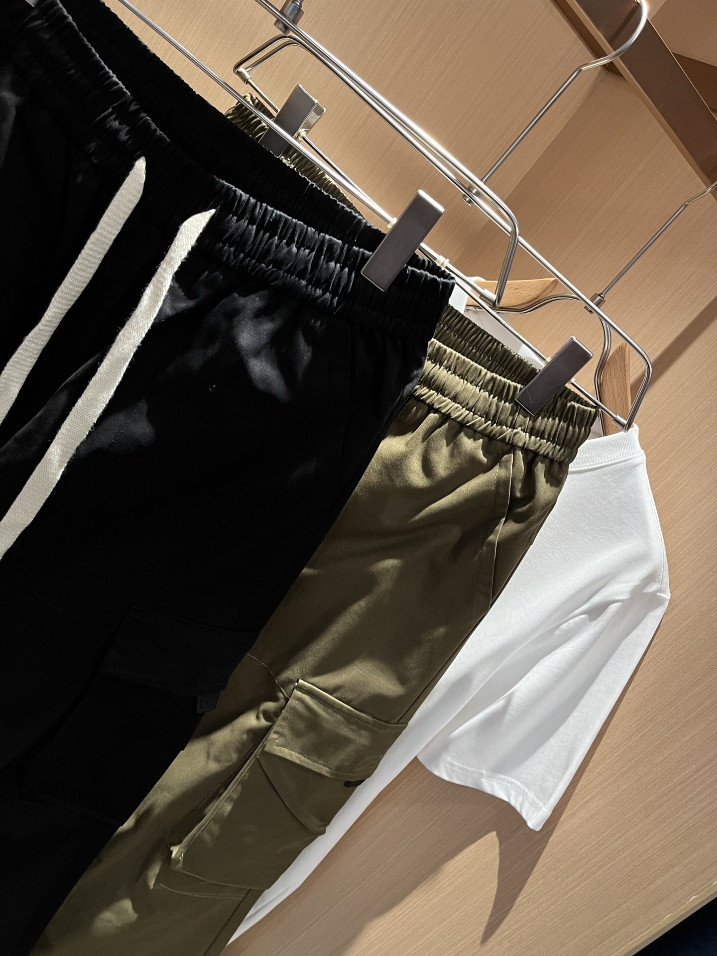  Louls**Vultt*n路易*登 2025春夏新款松紧腰休闲裤 ！标识logo图案皮革修饰！采用双