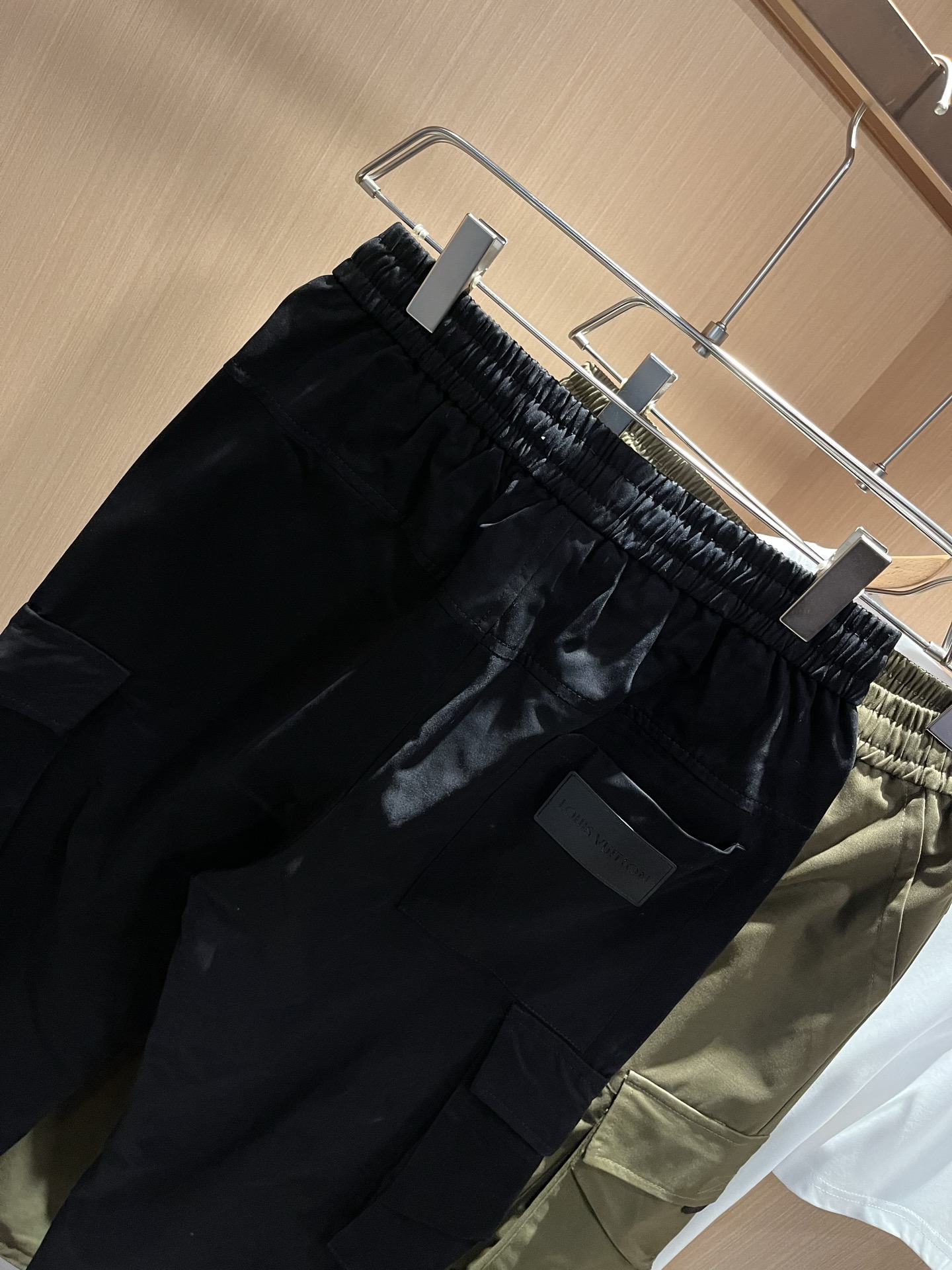  Louls**Vultt*n路易*登 2025春夏新款松紧腰休闲裤 ！标识logo图案皮革修饰！采用双