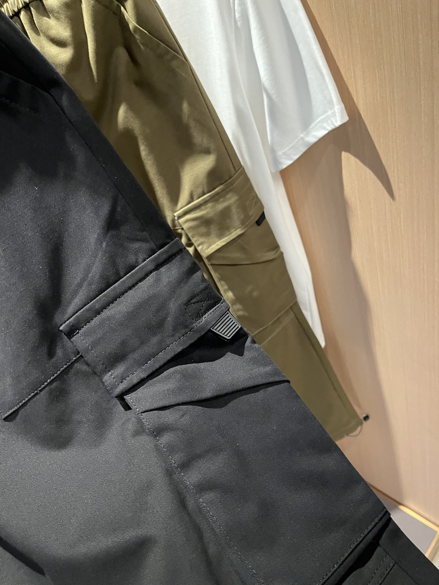  Louls**Vultt*n路易*登 2025春夏新款松紧腰休闲裤 ！标识logo图案皮革修饰！采用双