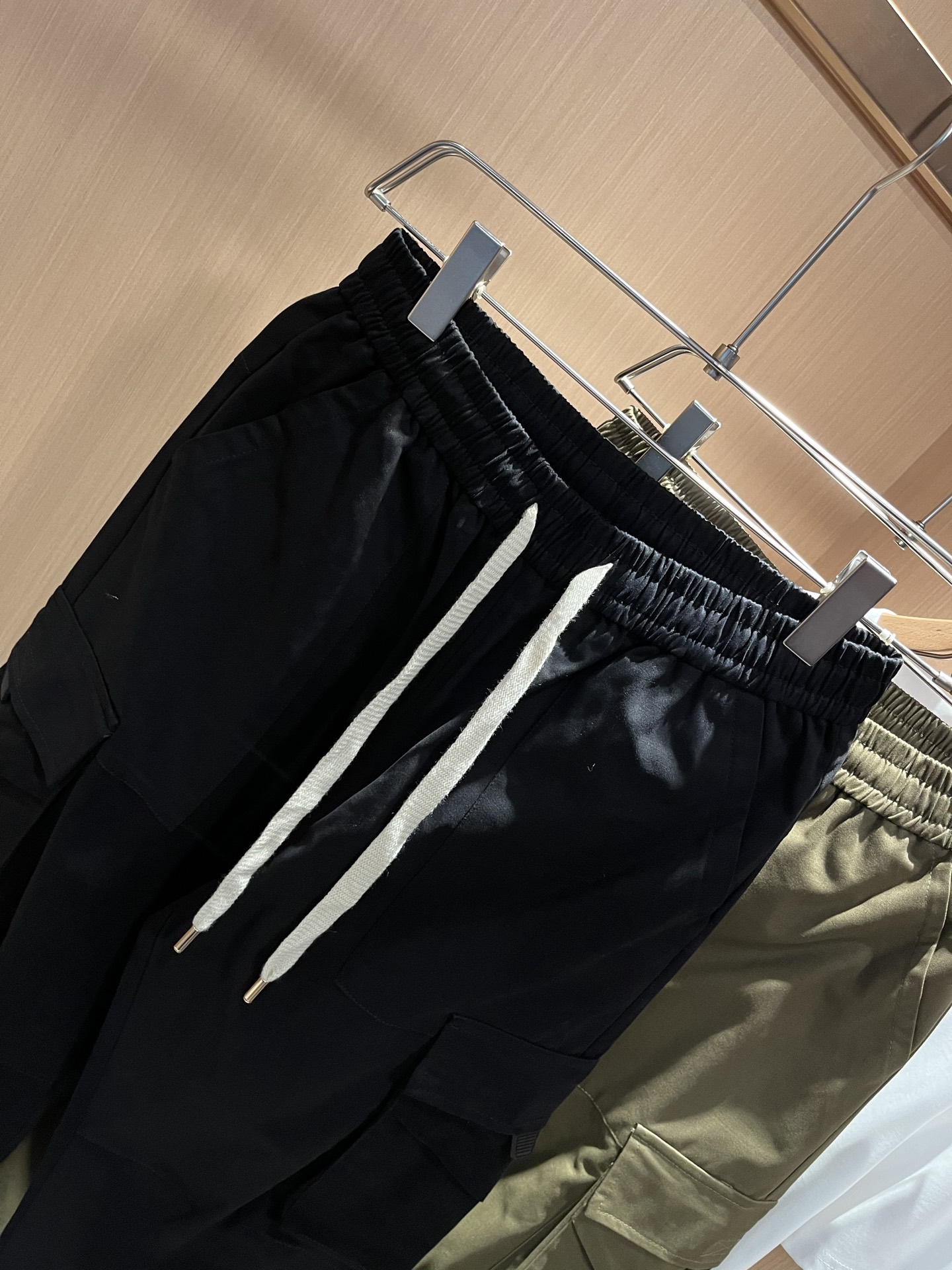  Louls**Vultt*n路易*登 2025春夏新款松紧腰休闲裤 ！标识logo图案皮革修饰！采用双