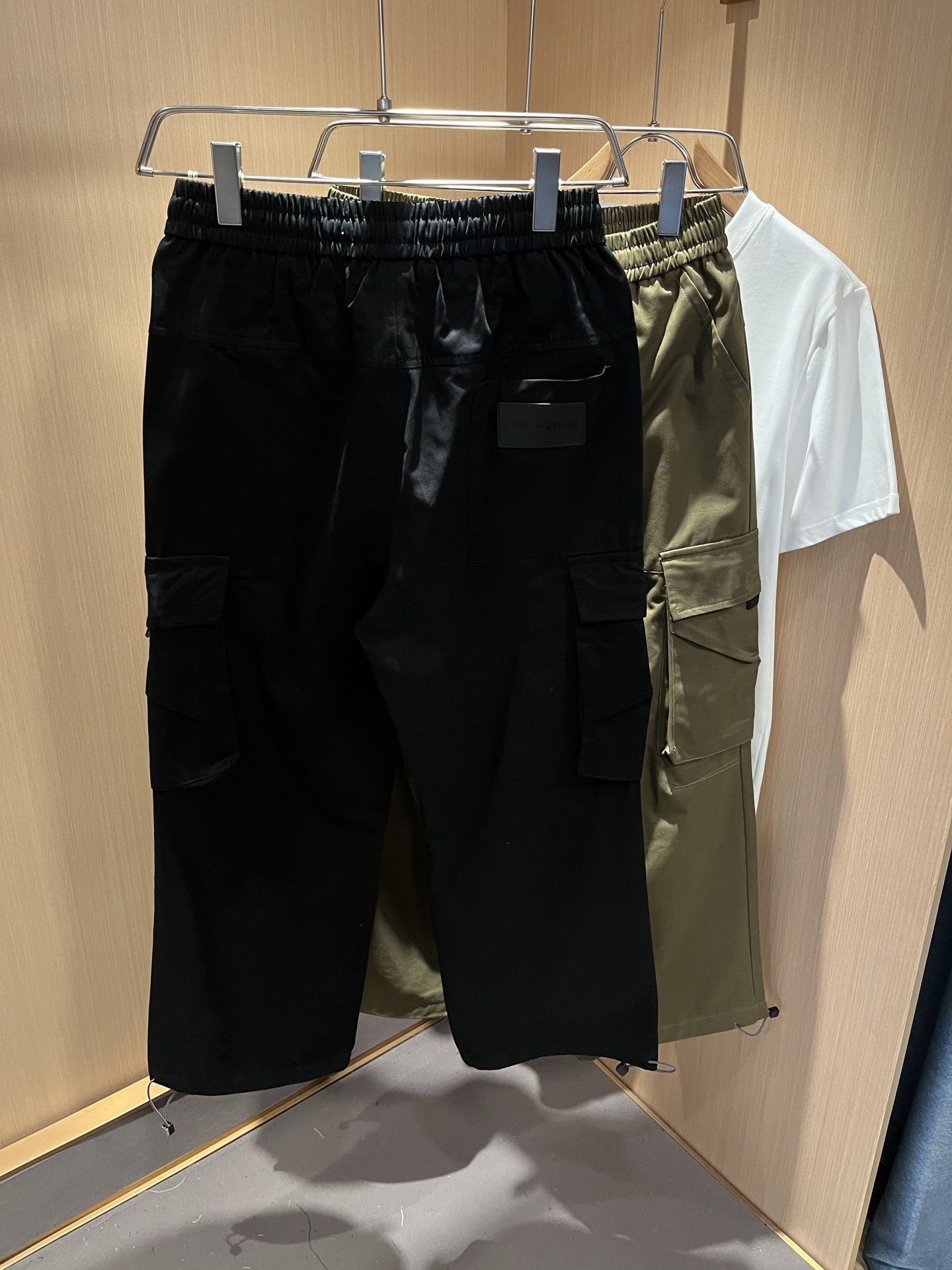  Louls**Vultt*n路易*登 2025春夏新款松紧腰休闲裤 ！标识logo图案皮革修饰！采用双